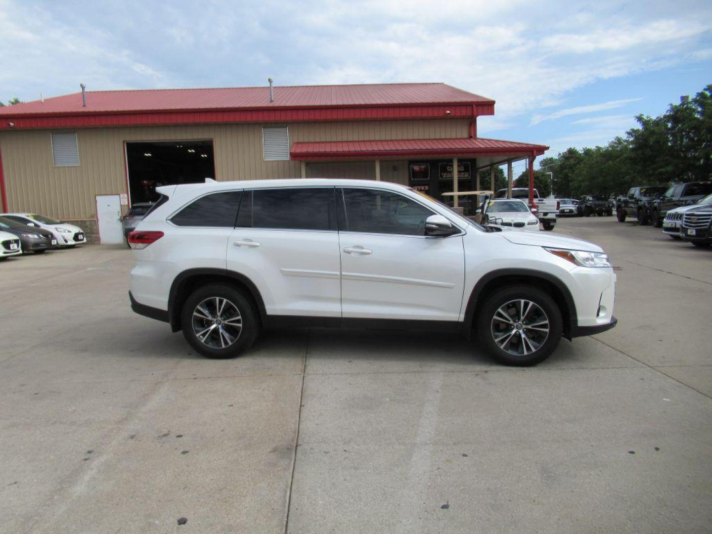 2019 WHITE TOYOTA HIGHLANDER LE PLUS (5TDBZRFH7KS) with an 3.5L engine, Automatic transmission, located at 908 SE 14th Street, Des Moines, IA, 50317, (515) 281-0330, 41.580303, -93.597046 - Photo#3