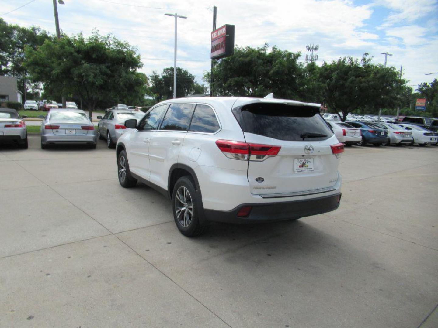 2019 WHITE TOYOTA HIGHLANDER LE PLUS (5TDBZRFH7KS) with an 3.5L engine, Automatic transmission, located at 908 SE 14th Street, Des Moines, IA, 50317, (515) 281-0330, 41.580303, -93.597046 - Photo#6