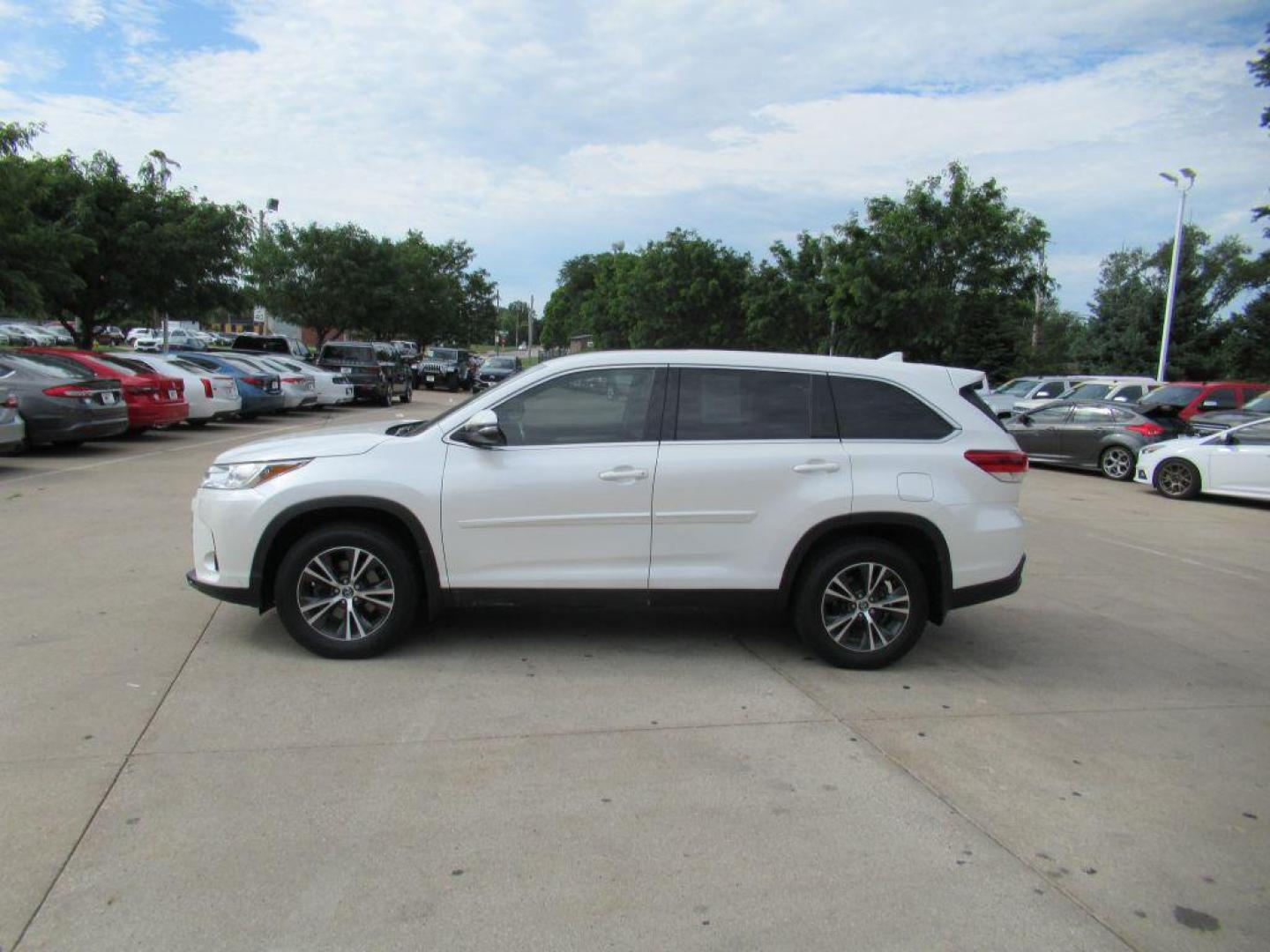 2019 WHITE TOYOTA HIGHLANDER LE PLUS (5TDBZRFH7KS) with an 3.5L engine, Automatic transmission, located at 908 SE 14th Street, Des Moines, IA, 50317, (515) 281-0330, 41.580303, -93.597046 - Photo#7