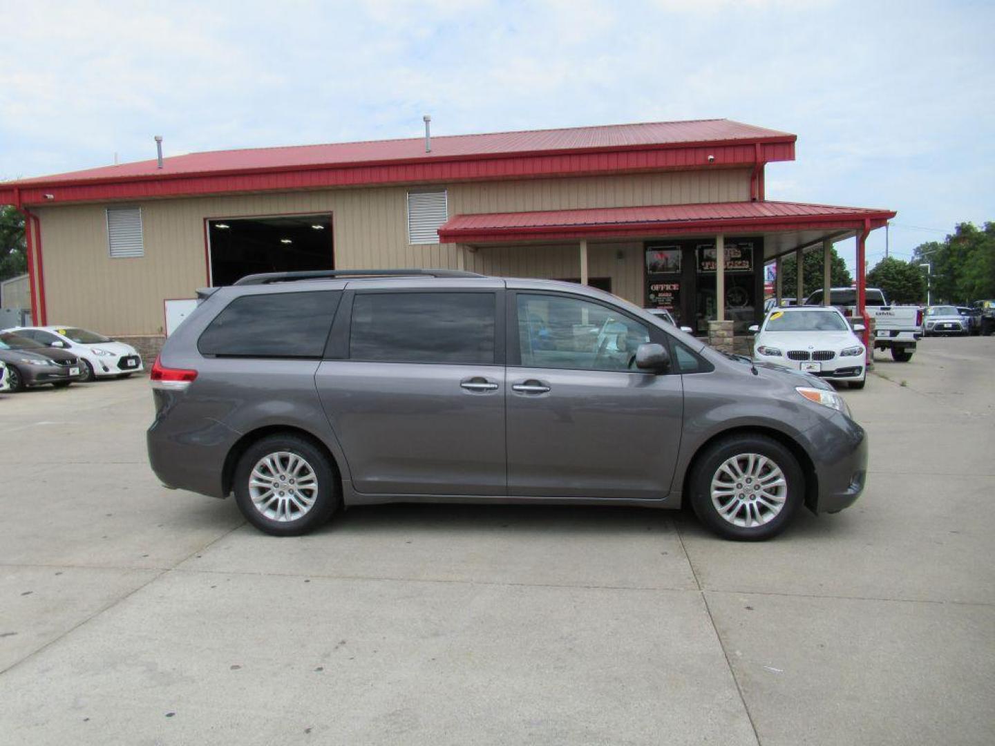 2014 GRAY TOYOTA SIENNA XLE (5TDYK3DC7ES) with an 3.5L engine, Automatic transmission, located at 908 SE 14th Street, Des Moines, IA, 50317, (515) 281-0330, 41.580303, -93.597046 - Photo#3