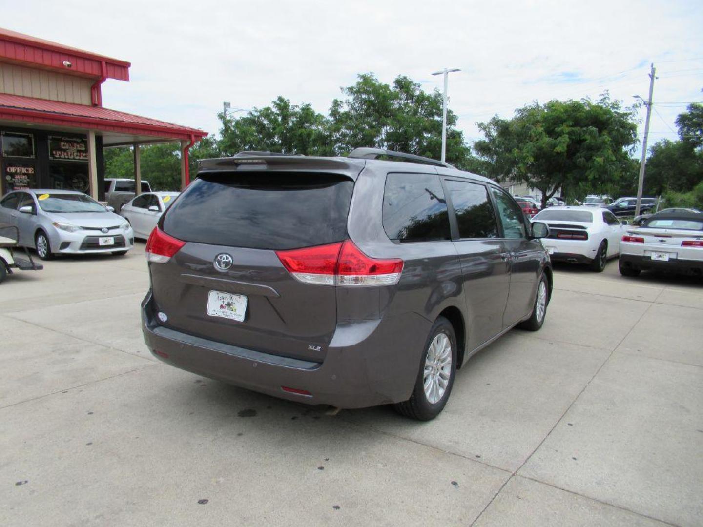 2014 GRAY TOYOTA SIENNA XLE (5TDYK3DC7ES) with an 3.5L engine, Automatic transmission, located at 908 SE 14th Street, Des Moines, IA, 50317, (515) 281-0330, 41.580303, -93.597046 - Photo#4