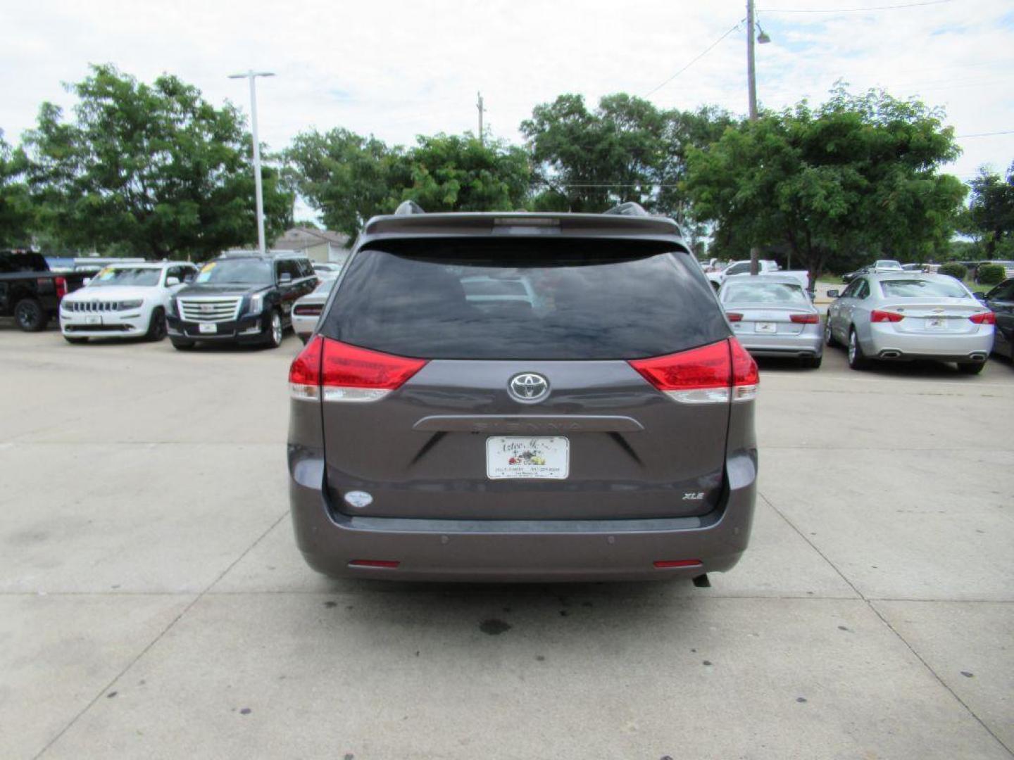 2014 GRAY TOYOTA SIENNA XLE (5TDYK3DC7ES) with an 3.5L engine, Automatic transmission, located at 908 SE 14th Street, Des Moines, IA, 50317, (515) 281-0330, 41.580303, -93.597046 - Photo#5