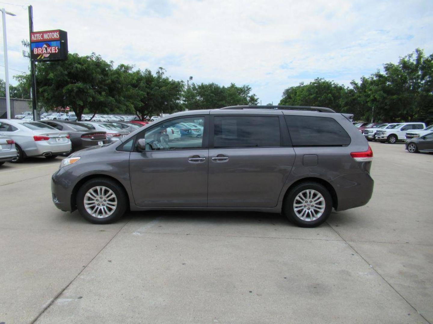 2014 GRAY TOYOTA SIENNA XLE (5TDYK3DC7ES) with an 3.5L engine, Automatic transmission, located at 908 SE 14th Street, Des Moines, IA, 50317, (515) 281-0330, 41.580303, -93.597046 - Photo#7