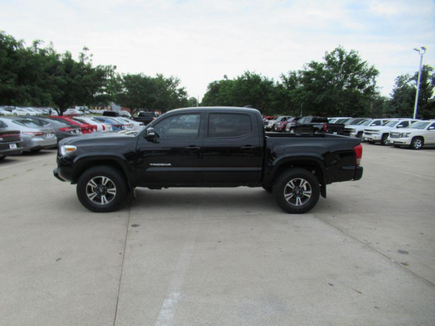 2017 BLACK TOYOTA TACOMA DOUBLE CAB (3TMCZ5AN1HM) with an 3.5L engine, Automatic transmission, located at 908 SE 14th Street, Des Moines, IA, 50317, (515) 281-0330, 41.580303, -93.597046 - Photo#7