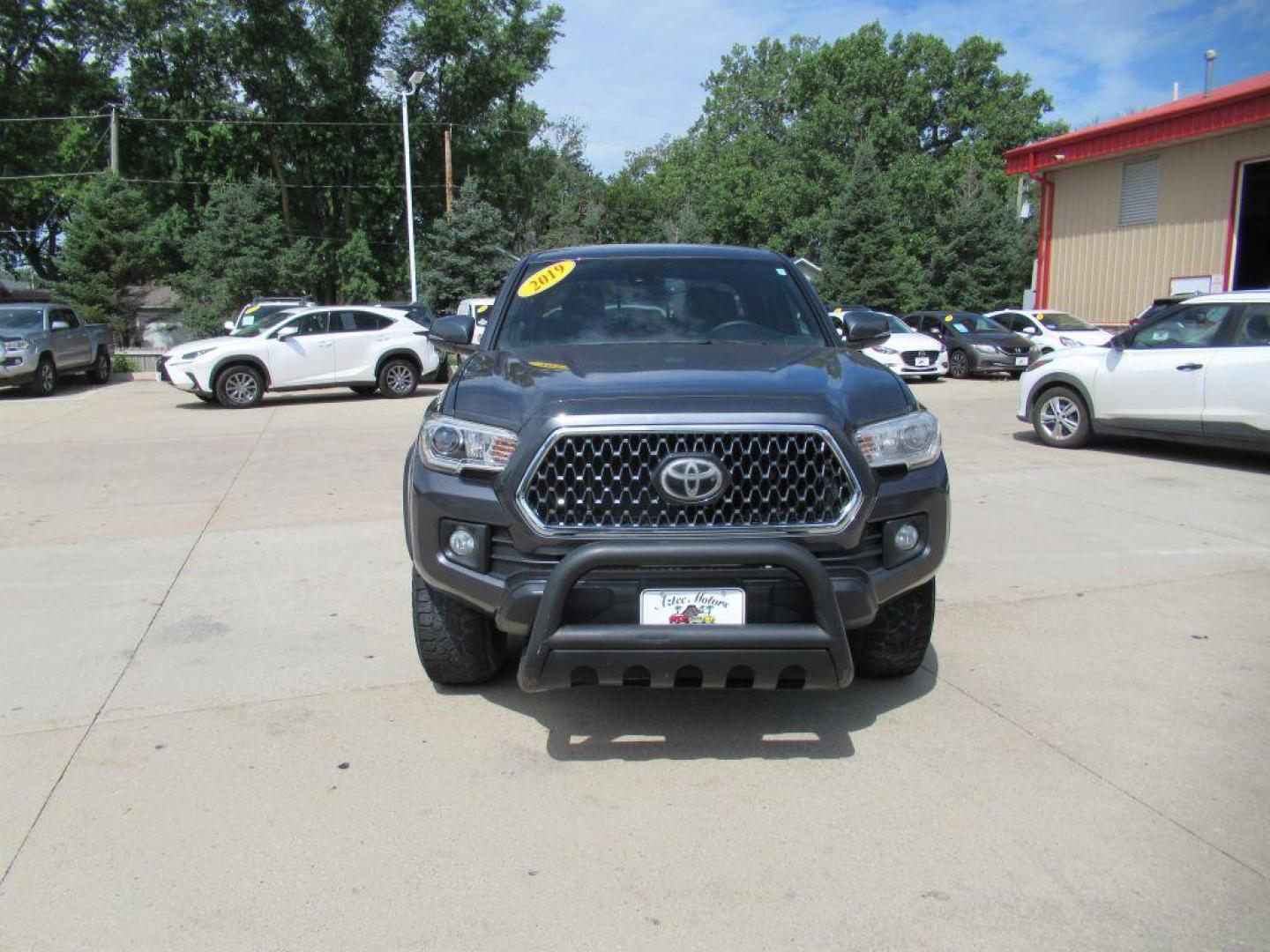 2019 GRAY TOYOTA TACOMA DOUBLE CAB (3TMCZ5AN5KM) with an 3.5L engine, Automatic transmission, located at 908 SE 14th Street, Des Moines, IA, 50317, (515) 281-0330, 41.580303, -93.597046 - Photo#1