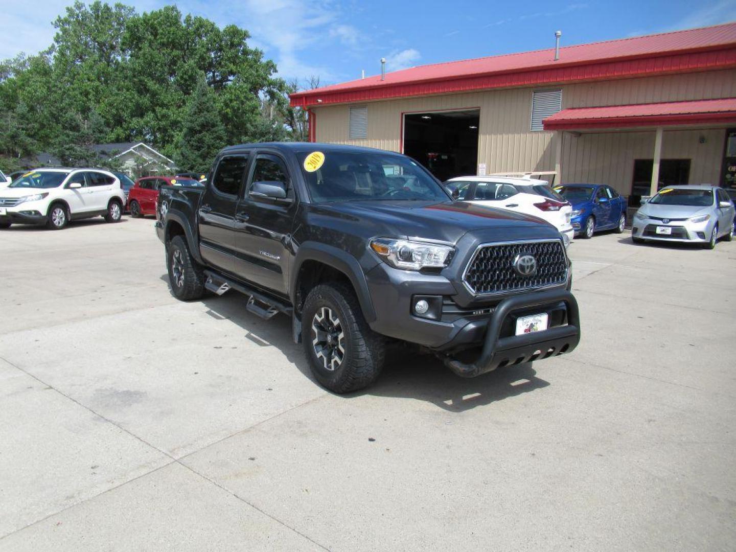 2019 GRAY TOYOTA TACOMA DOUBLE CAB (3TMCZ5AN5KM) with an 3.5L engine, Automatic transmission, located at 908 SE 14th Street, Des Moines, IA, 50317, (515) 281-0330, 41.580303, -93.597046 - Photo#2