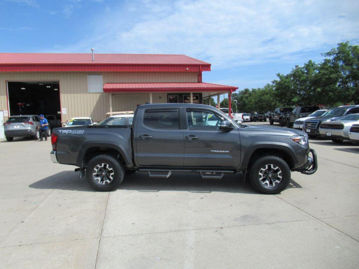 2019 GRAY TOYOTA TACOMA DOUBLE CAB (3TMCZ5AN5KM) with an 3.5L engine, Automatic transmission, located at 908 SE 14th Street, Des Moines, IA, 50317, (515) 281-0330, 41.580303, -93.597046 - Photo#3