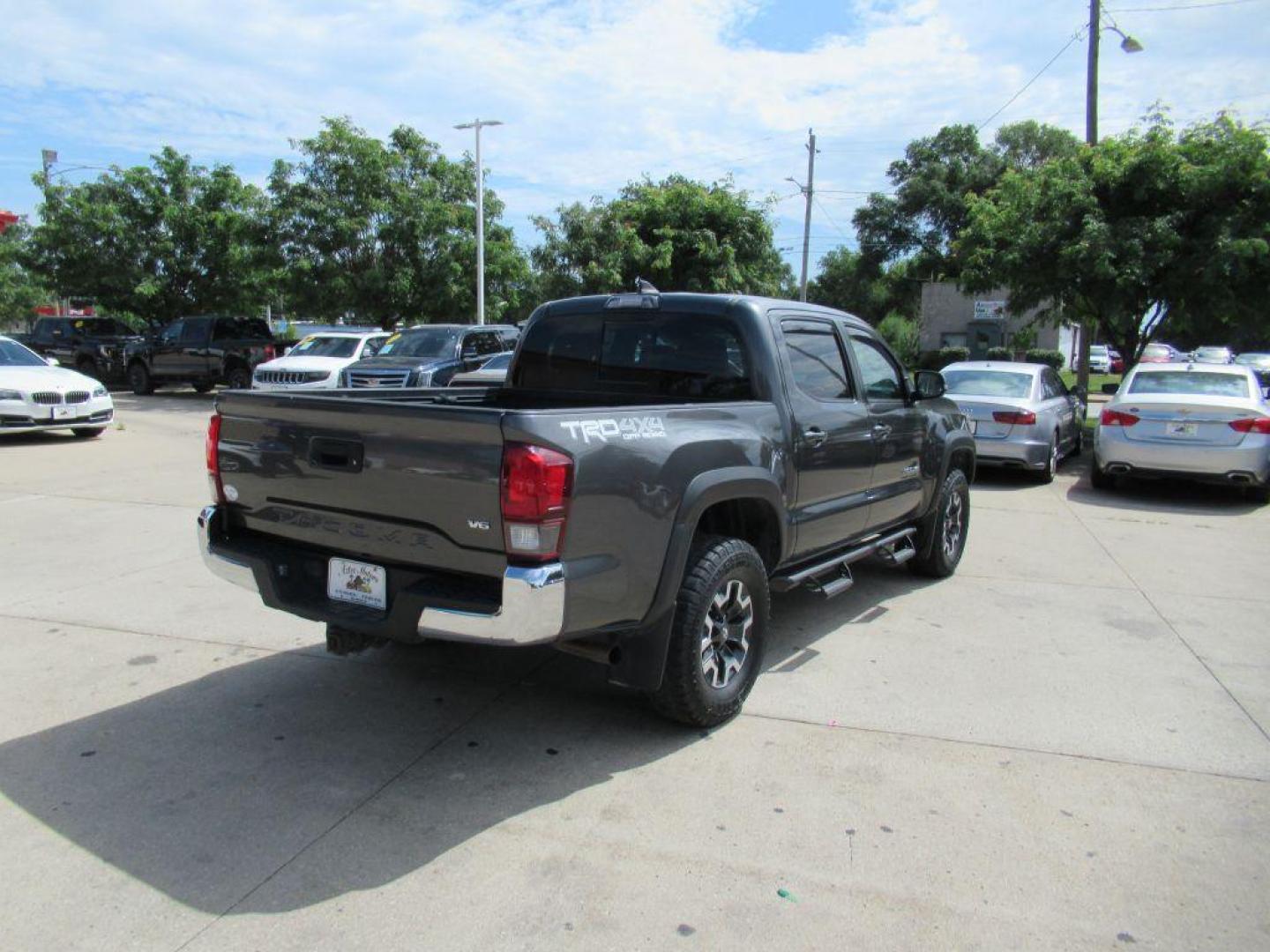 2019 GRAY TOYOTA TACOMA DOUBLE CAB (3TMCZ5AN5KM) with an 3.5L engine, Automatic transmission, located at 908 SE 14th Street, Des Moines, IA, 50317, (515) 281-0330, 41.580303, -93.597046 - Photo#4