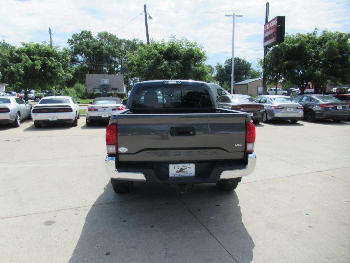 2019 GRAY TOYOTA TACOMA DOUBLE CAB (3TMCZ5AN5KM) with an 3.5L engine, Automatic transmission, located at 908 SE 14th Street, Des Moines, IA, 50317, (515) 281-0330, 41.580303, -93.597046 - Photo#5