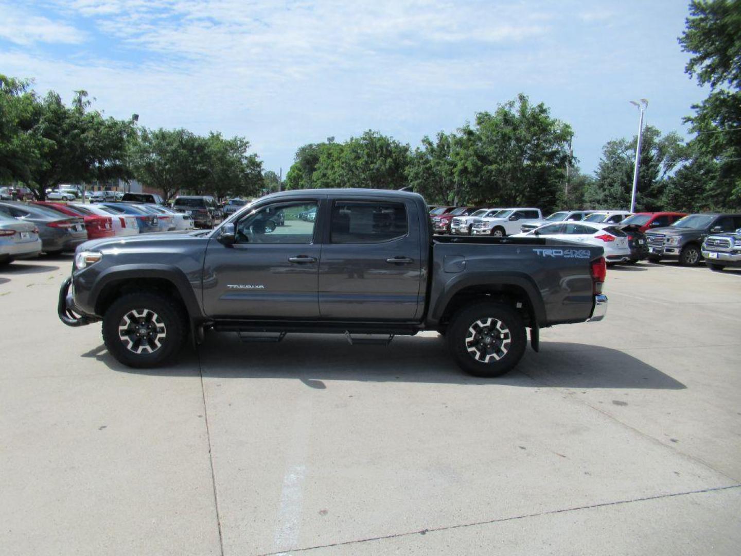 2019 GRAY TOYOTA TACOMA DOUBLE CAB (3TMCZ5AN5KM) with an 3.5L engine, Automatic transmission, located at 908 SE 14th Street, Des Moines, IA, 50317, (515) 281-0330, 41.580303, -93.597046 - Photo#7