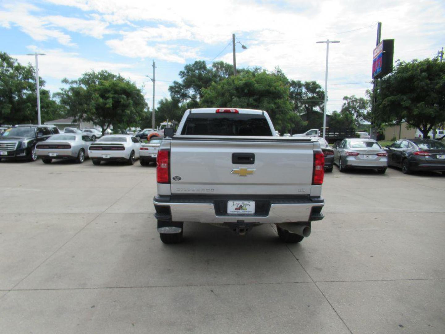 2019 SILVER CHEVROLET SILVERADO 2500 HEAVY DUTY LTZ (1GC1KTEY9KF) with an 6.6L engine, Automatic transmission, located at 908 SE 14th Street, Des Moines, IA, 50317, (515) 281-0330, 41.580303, -93.597046 - Photo#5