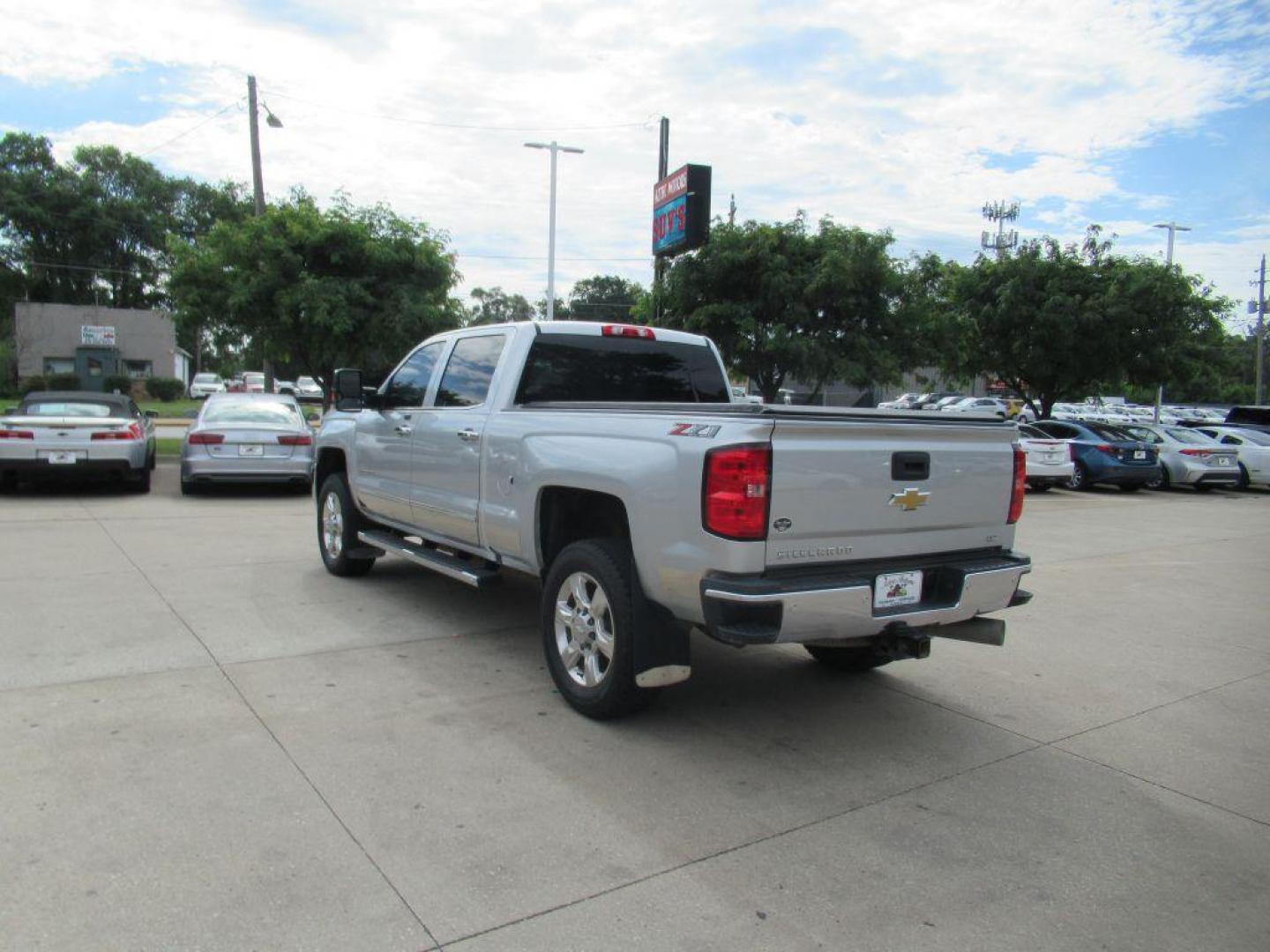 2019 SILVER CHEVROLET SILVERADO 2500 HEAVY DUTY LTZ (1GC1KTEY9KF) with an 6.6L engine, Automatic transmission, located at 908 SE 14th Street, Des Moines, IA, 50317, (515) 281-0330, 41.580303, -93.597046 - Photo#6