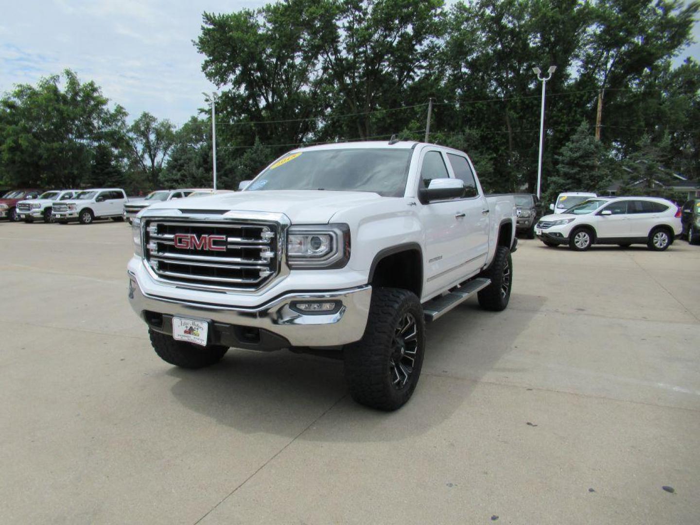 2018 WHITE GMC SIERRA 1500 SLT (3GTU2NEC6JG) with an 5.3L engine, Automatic transmission, located at 908 SE 14th Street, Des Moines, IA, 50317, (515) 281-0330, 41.580303, -93.597046 - Photo#0