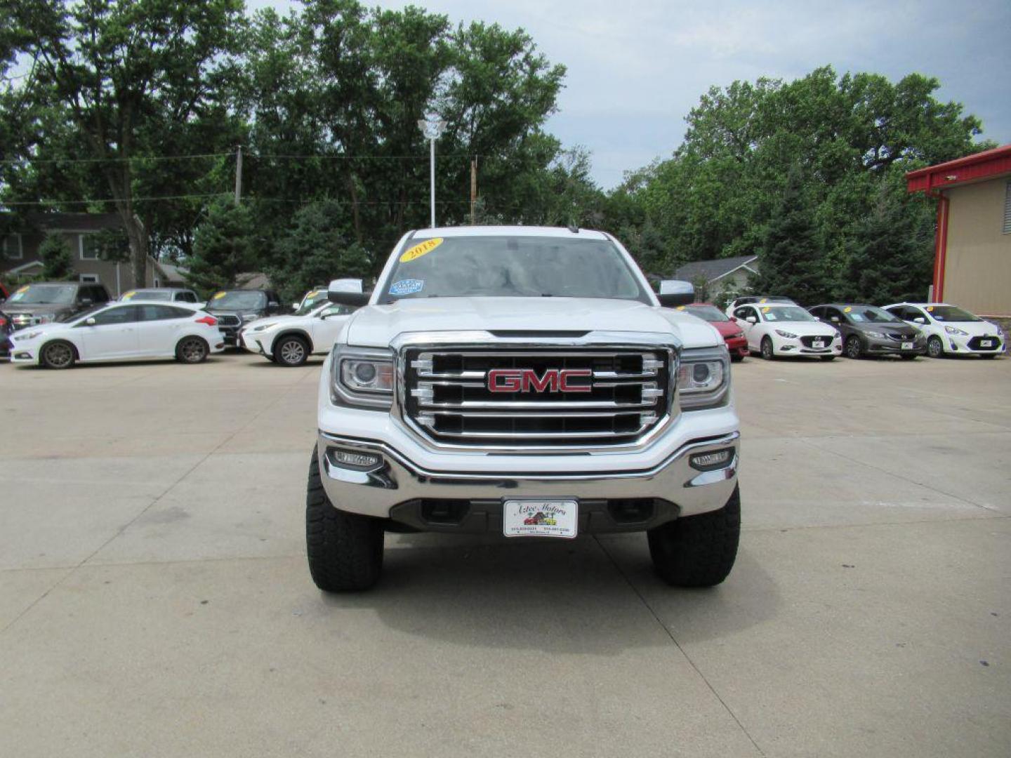 2018 WHITE GMC SIERRA 1500 SLT (3GTU2NEC6JG) with an 5.3L engine, Automatic transmission, located at 908 SE 14th Street, Des Moines, IA, 50317, (515) 281-0330, 41.580303, -93.597046 - Photo#1