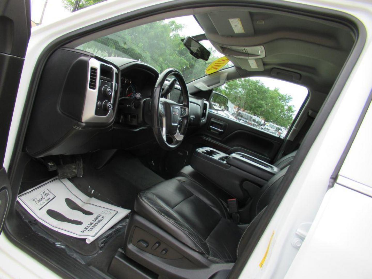 2018 WHITE GMC SIERRA 1500 SLT (3GTU2NEC6JG) with an 5.3L engine, Automatic transmission, located at 908 SE 14th Street, Des Moines, IA, 50317, (515) 281-0330, 41.580303, -93.597046 - Photo#25