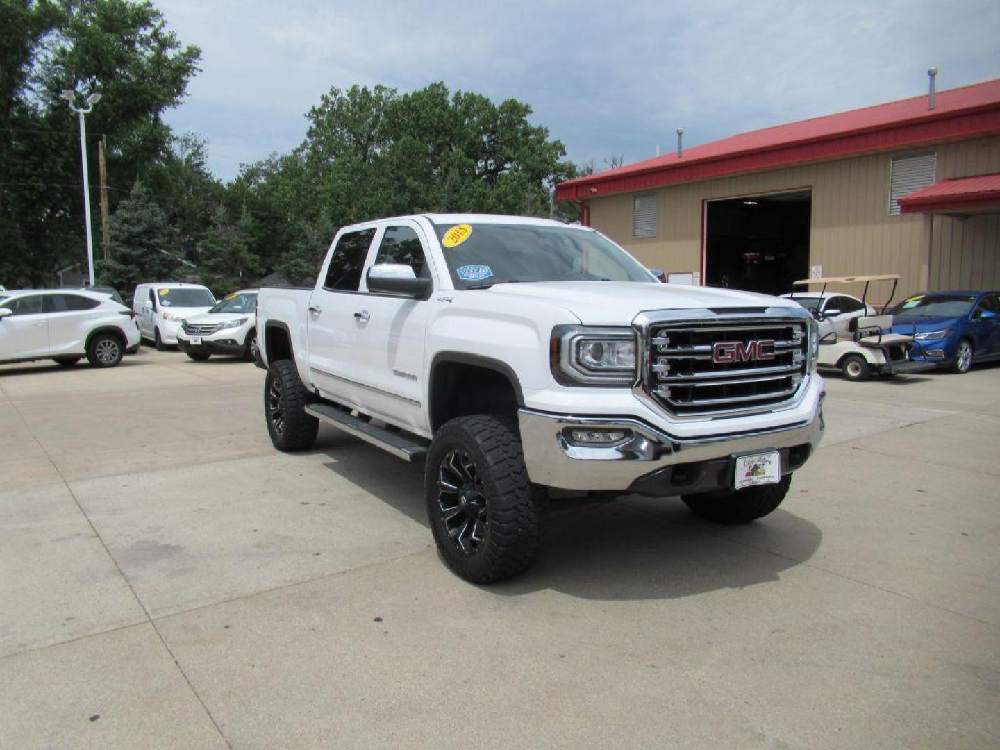 2018 WHITE GMC SIERRA 1500 SLT (3GTU2NEC6JG) with an 5.3L engine, Automatic transmission, located at 908 SE 14th Street, Des Moines, IA, 50317, (515) 281-0330, 41.580303, -93.597046 - Photo#2