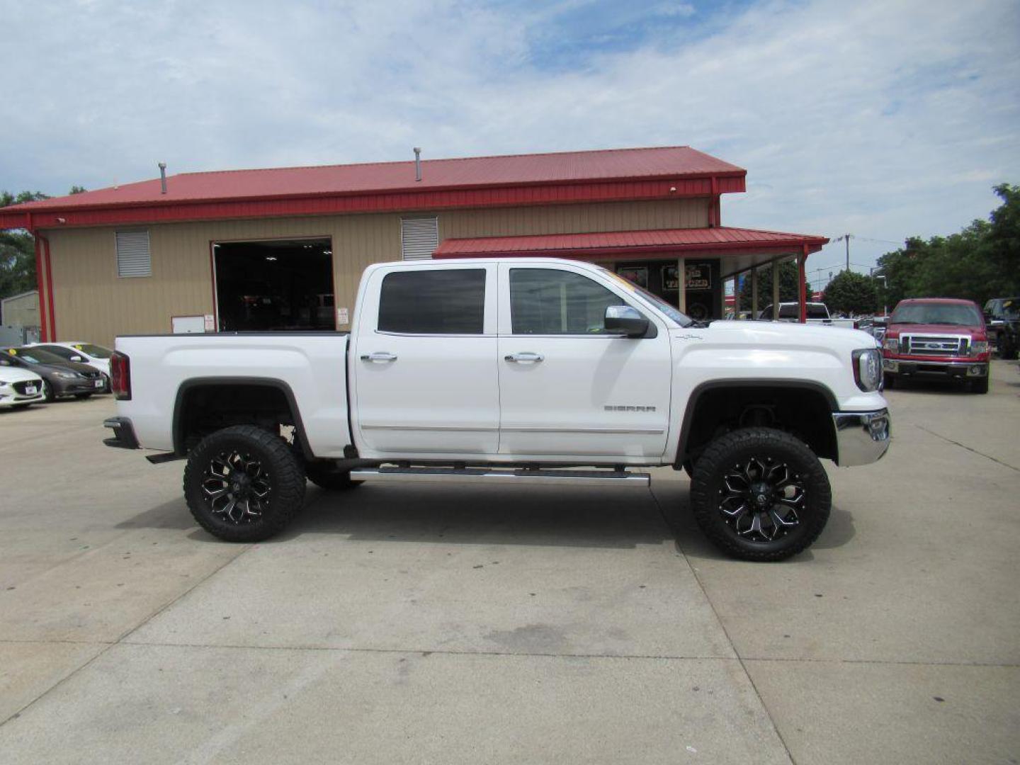 2018 WHITE GMC SIERRA 1500 SLT (3GTU2NEC6JG) with an 5.3L engine, Automatic transmission, located at 908 SE 14th Street, Des Moines, IA, 50317, (515) 281-0330, 41.580303, -93.597046 - Photo#3