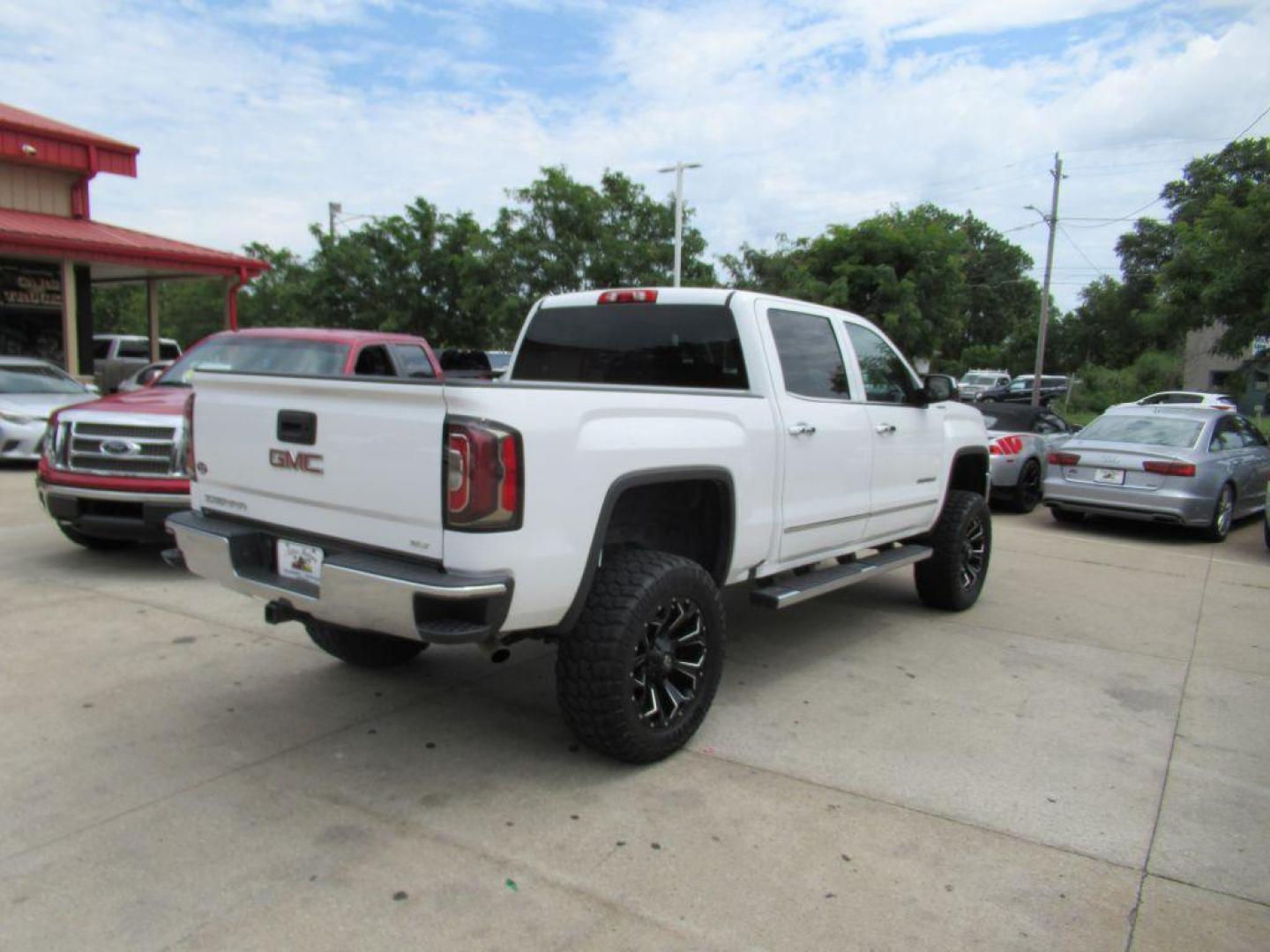 2018 WHITE GMC SIERRA 1500 SLT (3GTU2NEC6JG) with an 5.3L engine, Automatic transmission, located at 908 SE 14th Street, Des Moines, IA, 50317, (515) 281-0330, 41.580303, -93.597046 - Photo#4