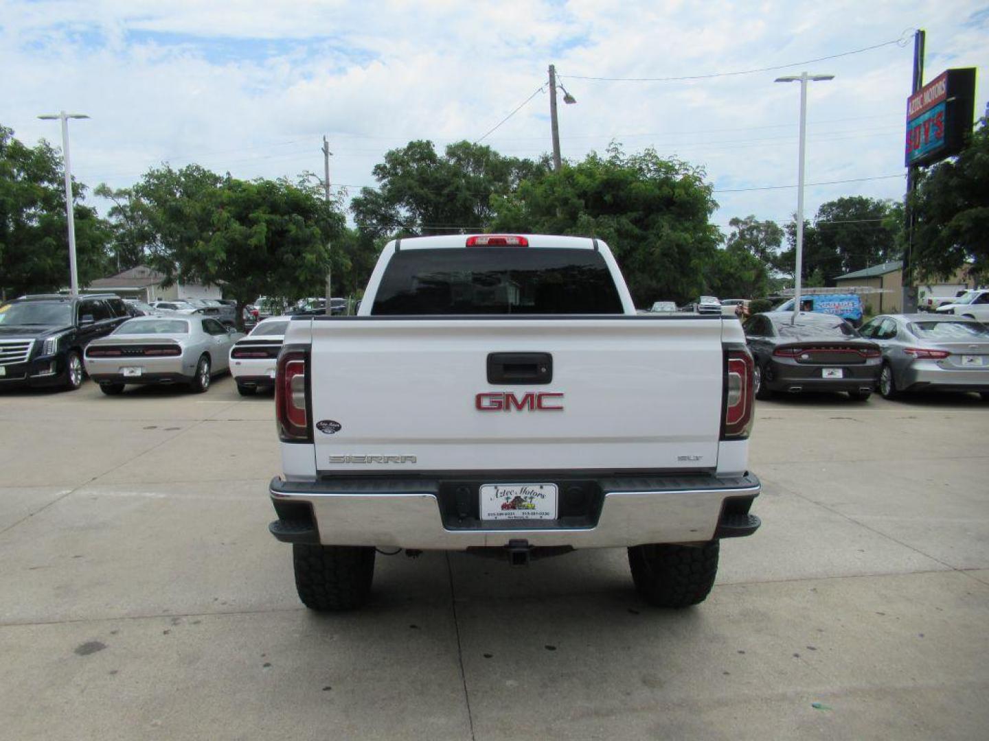 2018 WHITE GMC SIERRA 1500 SLT (3GTU2NEC6JG) with an 5.3L engine, Automatic transmission, located at 908 SE 14th Street, Des Moines, IA, 50317, (515) 281-0330, 41.580303, -93.597046 - Photo#5