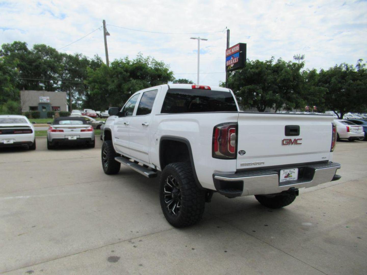 2018 WHITE GMC SIERRA 1500 SLT (3GTU2NEC6JG) with an 5.3L engine, Automatic transmission, located at 908 SE 14th Street, Des Moines, IA, 50317, (515) 281-0330, 41.580303, -93.597046 - Photo#6