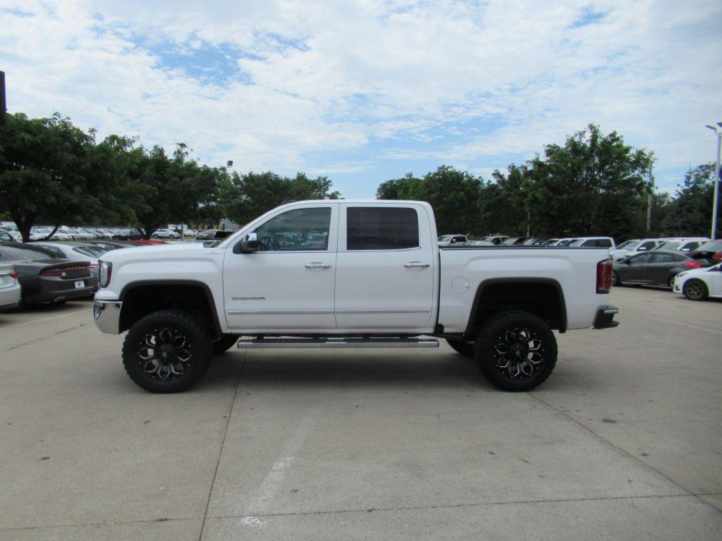 2018 WHITE GMC SIERRA 1500 SLT (3GTU2NEC6JG) with an 5.3L engine, Automatic transmission, located at 908 SE 14th Street, Des Moines, IA, 50317, (515) 281-0330, 41.580303, -93.597046 - Photo#7