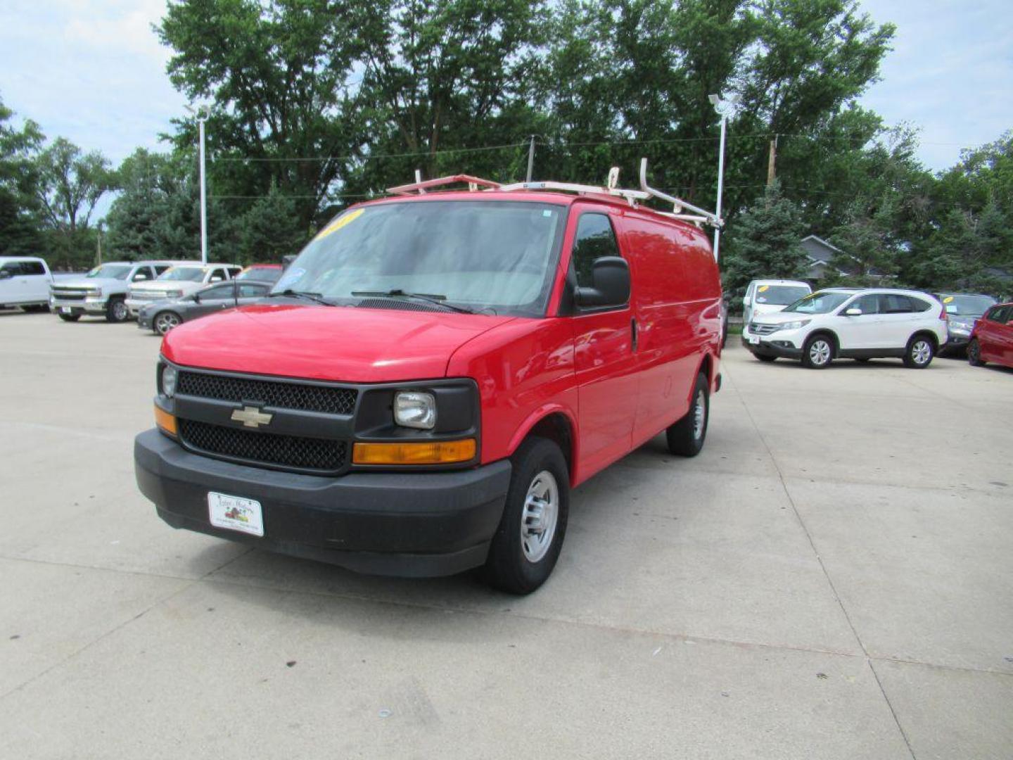 2017 RED CHEVROLET EXPRESS G3500 (1GCZGGFGXH1) with an 6.0L engine, Automatic transmission, located at 908 SE 14th Street, Des Moines, IA, 50317, (515) 281-0330, 41.580303, -93.597046 - Photo#0