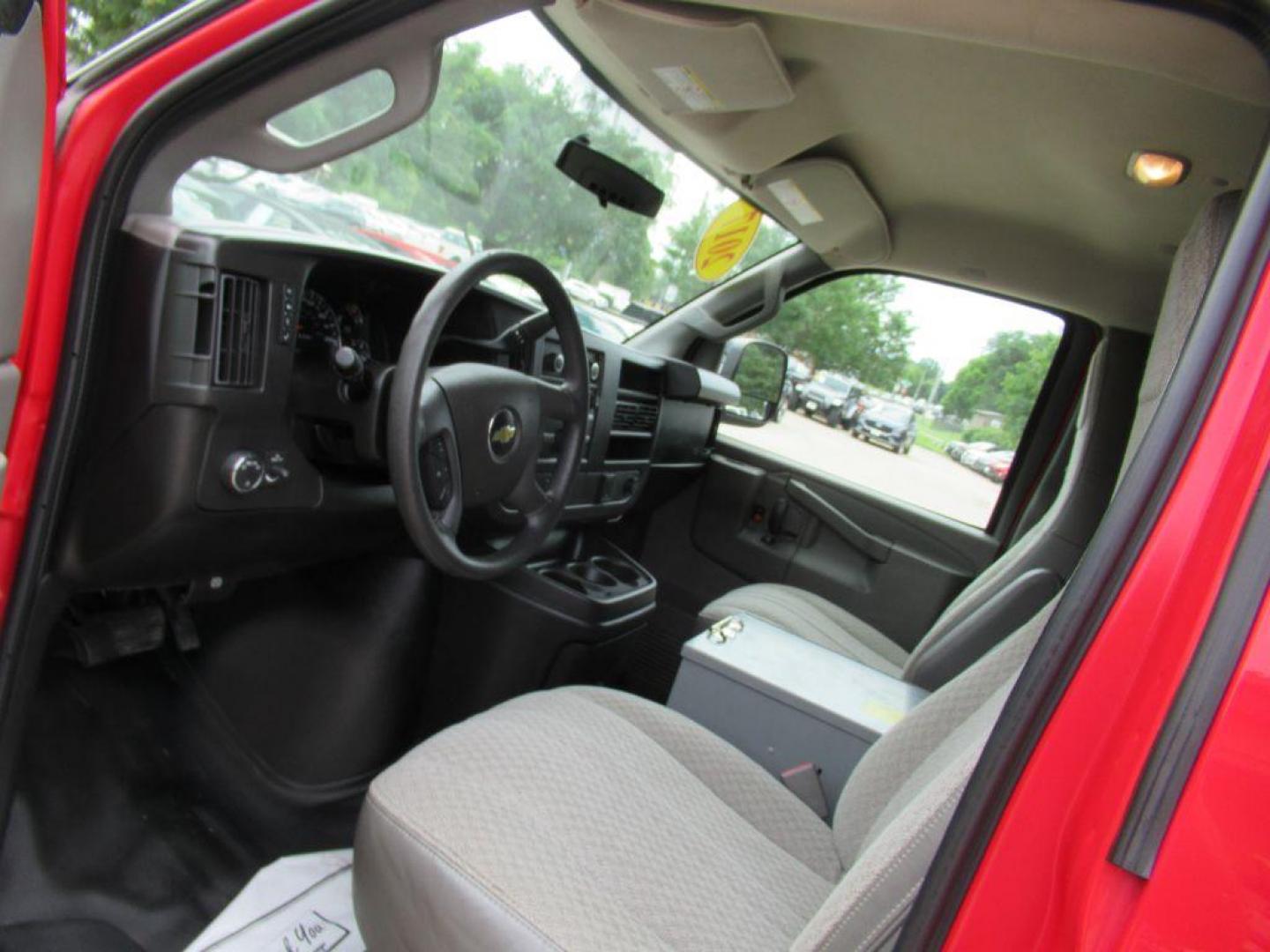 2017 RED CHEVROLET EXPRESS G3500 (1GCZGGFGXH1) with an 6.0L engine, Automatic transmission, located at 908 SE 14th Street, Des Moines, IA, 50317, (515) 281-0330, 41.580303, -93.597046 - Photo#20