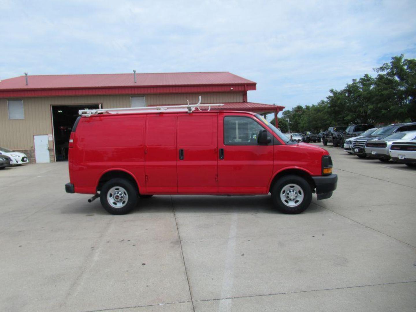 2017 RED CHEVROLET EXPRESS G3500 (1GCZGGFGXH1) with an 6.0L engine, Automatic transmission, located at 908 SE 14th Street, Des Moines, IA, 50317, (515) 281-0330, 41.580303, -93.597046 - Photo#3