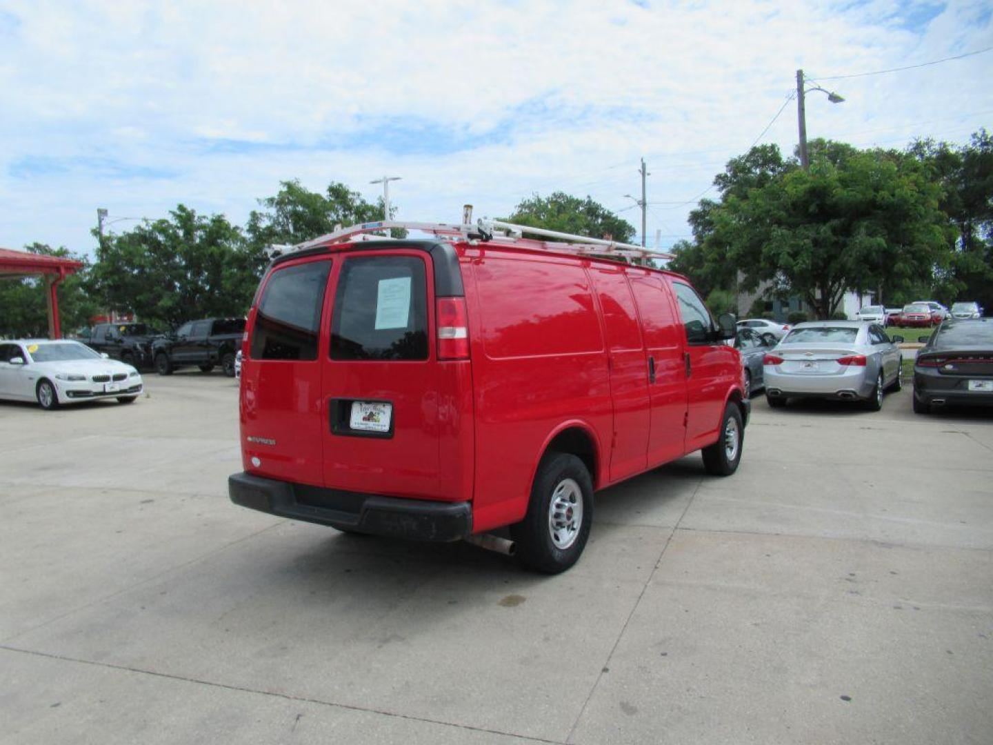 2017 RED CHEVROLET EXPRESS G3500 (1GCZGGFGXH1) with an 6.0L engine, Automatic transmission, located at 908 SE 14th Street, Des Moines, IA, 50317, (515) 281-0330, 41.580303, -93.597046 - Photo#4