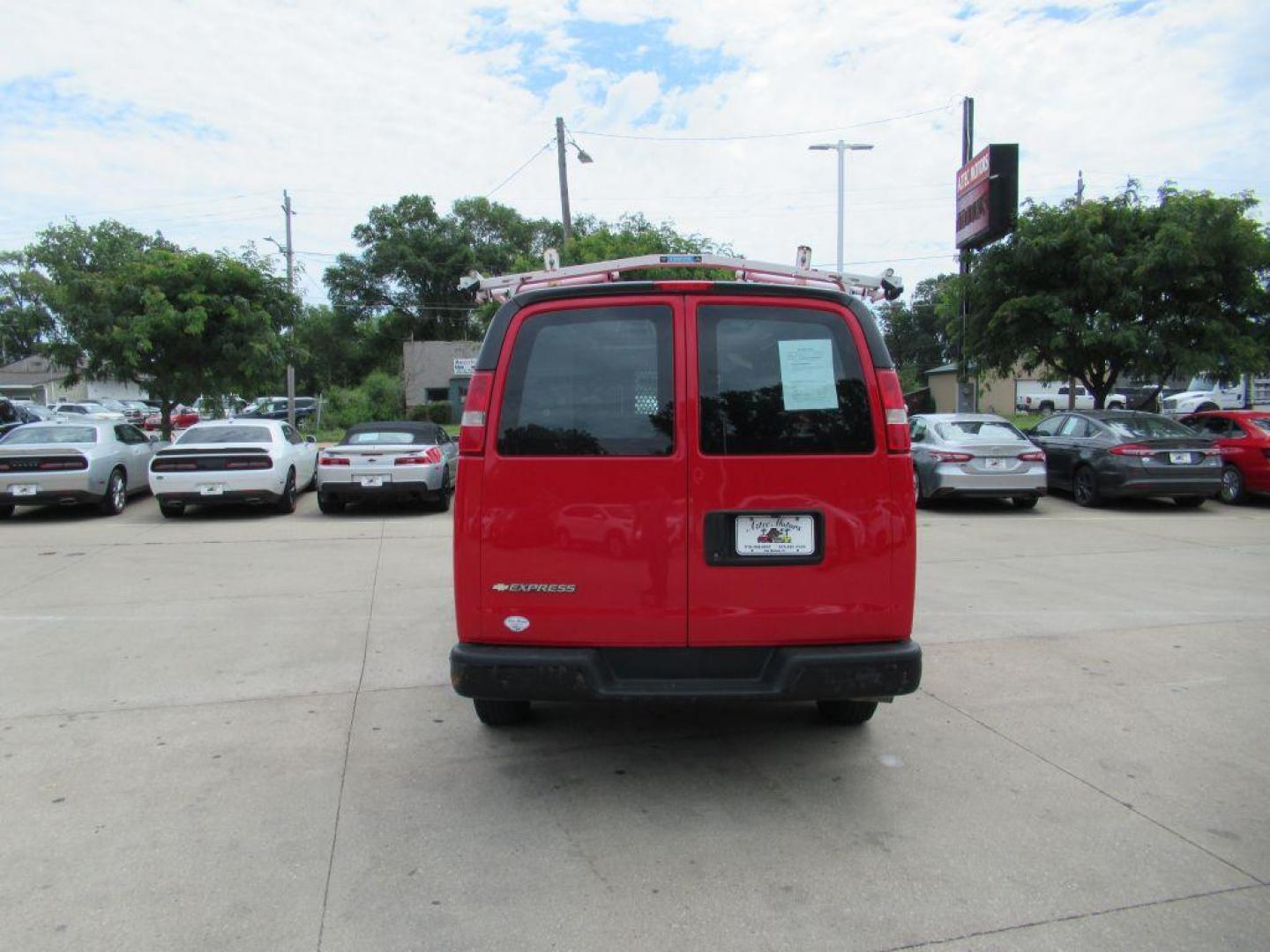 2017 RED CHEVROLET EXPRESS G3500 (1GCZGGFGXH1) with an 6.0L engine, Automatic transmission, located at 908 SE 14th Street, Des Moines, IA, 50317, (515) 281-0330, 41.580303, -93.597046 - Photo#5