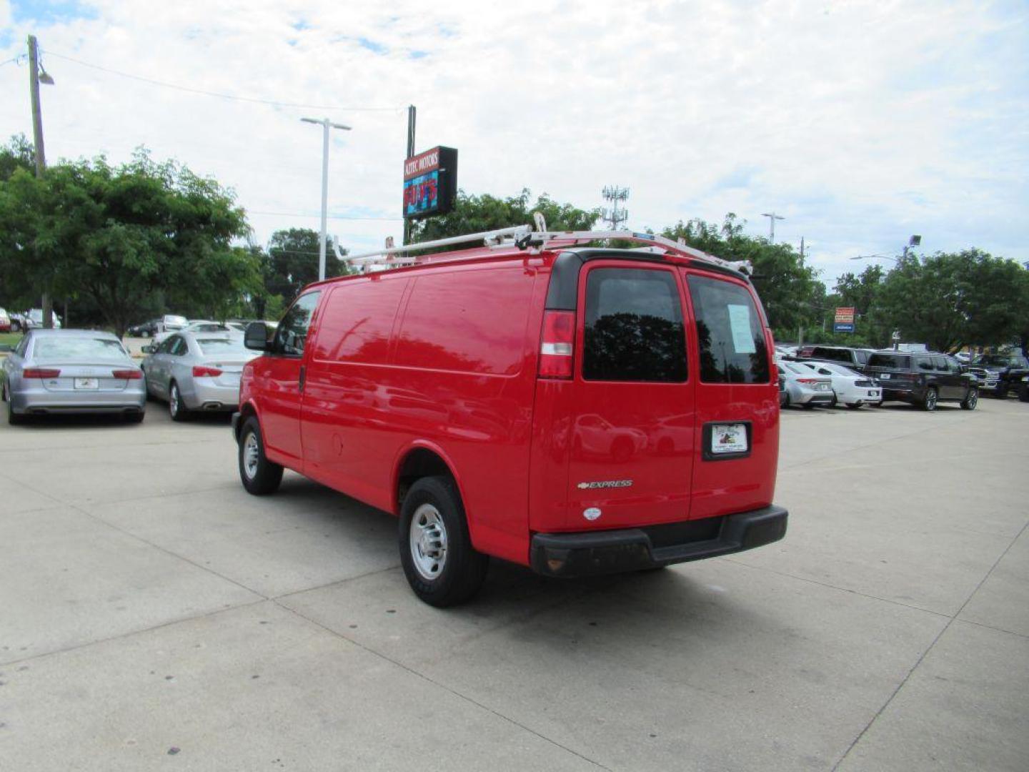 2017 RED CHEVROLET EXPRESS G3500 (1GCZGGFGXH1) with an 6.0L engine, Automatic transmission, located at 908 SE 14th Street, Des Moines, IA, 50317, (515) 281-0330, 41.580303, -93.597046 - Photo#6