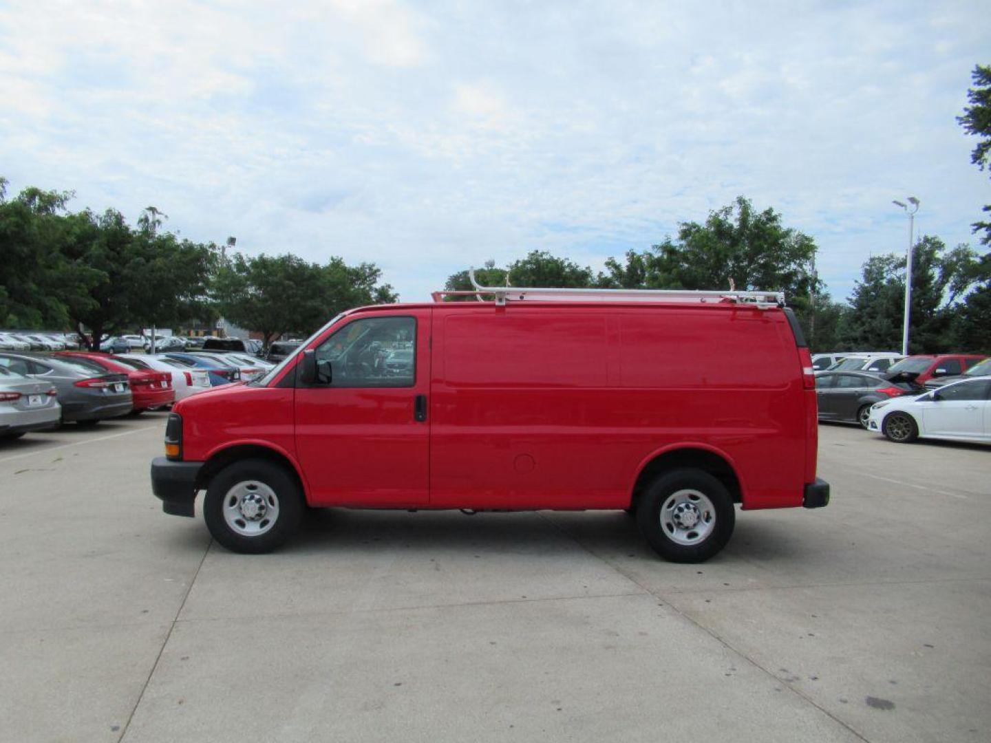 2017 RED CHEVROLET EXPRESS G3500 (1GCZGGFGXH1) with an 6.0L engine, Automatic transmission, located at 908 SE 14th Street, Des Moines, IA, 50317, (515) 281-0330, 41.580303, -93.597046 - Photo#7