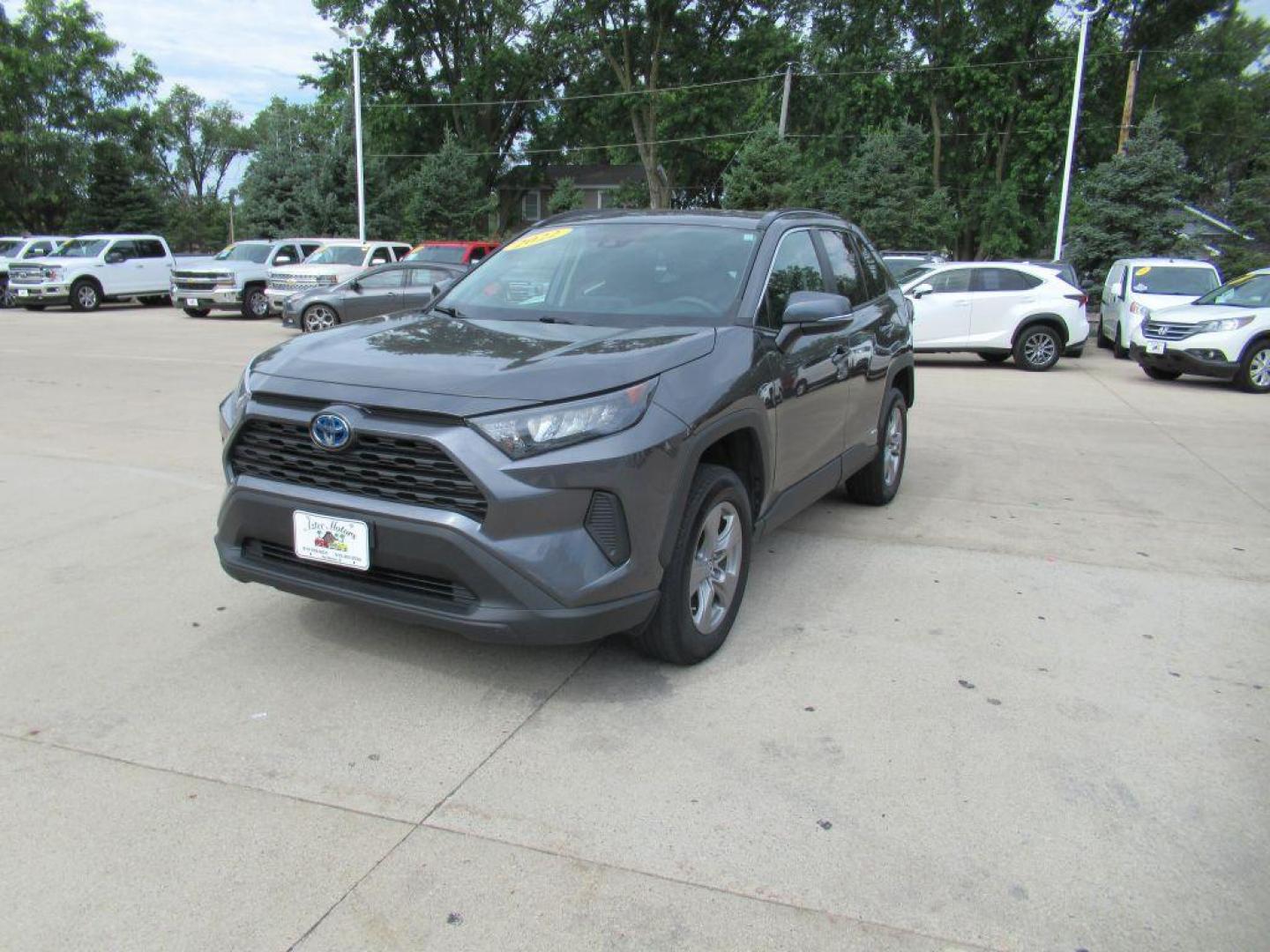 2022 GRAY TOYOTA RAV4 HYBRID LE (4T3MWRFV3NU) with an 2.5L engine, Continuously Variable transmission, located at 908 SE 14th Street, Des Moines, IA, 50317, (515) 281-0330, 41.580303, -93.597046 - Photo#24