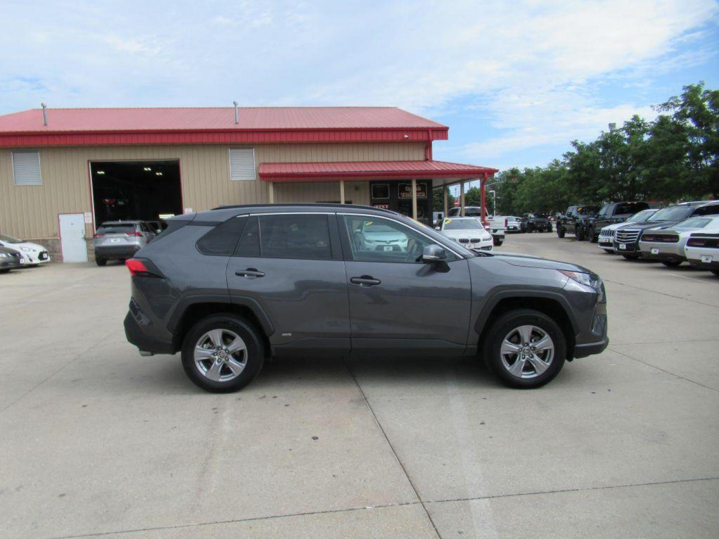 2022 GRAY TOYOTA RAV4 HYBRID LE (4T3MWRFV3NU) with an 2.5L engine, Continuously Variable transmission, located at 908 SE 14th Street, Des Moines, IA, 50317, (515) 281-0330, 41.580303, -93.597046 - Photo#2