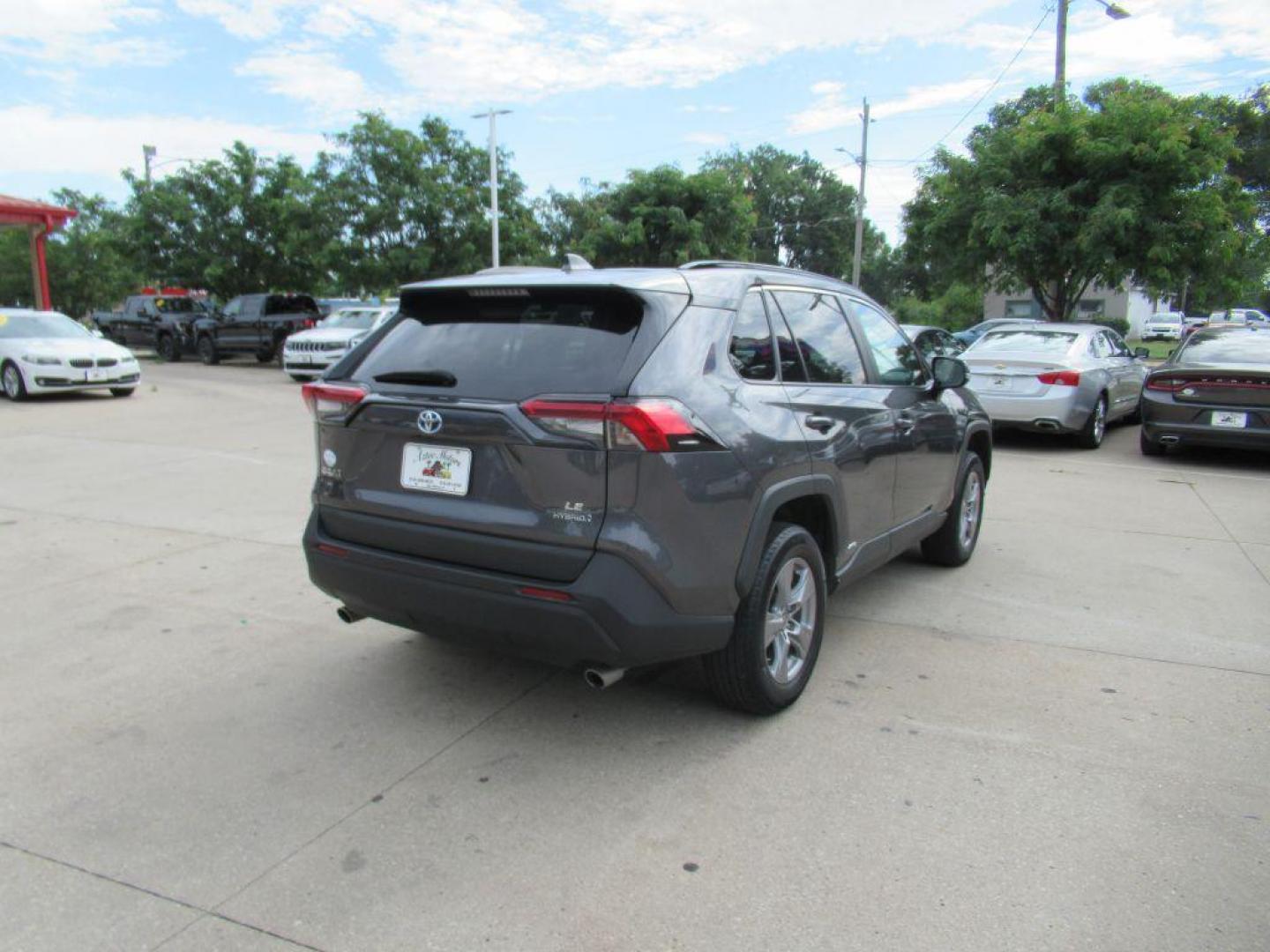 2022 GRAY TOYOTA RAV4 HYBRID LE (4T3MWRFV3NU) with an 2.5L engine, Continuously Variable transmission, located at 908 SE 14th Street, Des Moines, IA, 50317, (515) 281-0330, 41.580303, -93.597046 - Photo#3