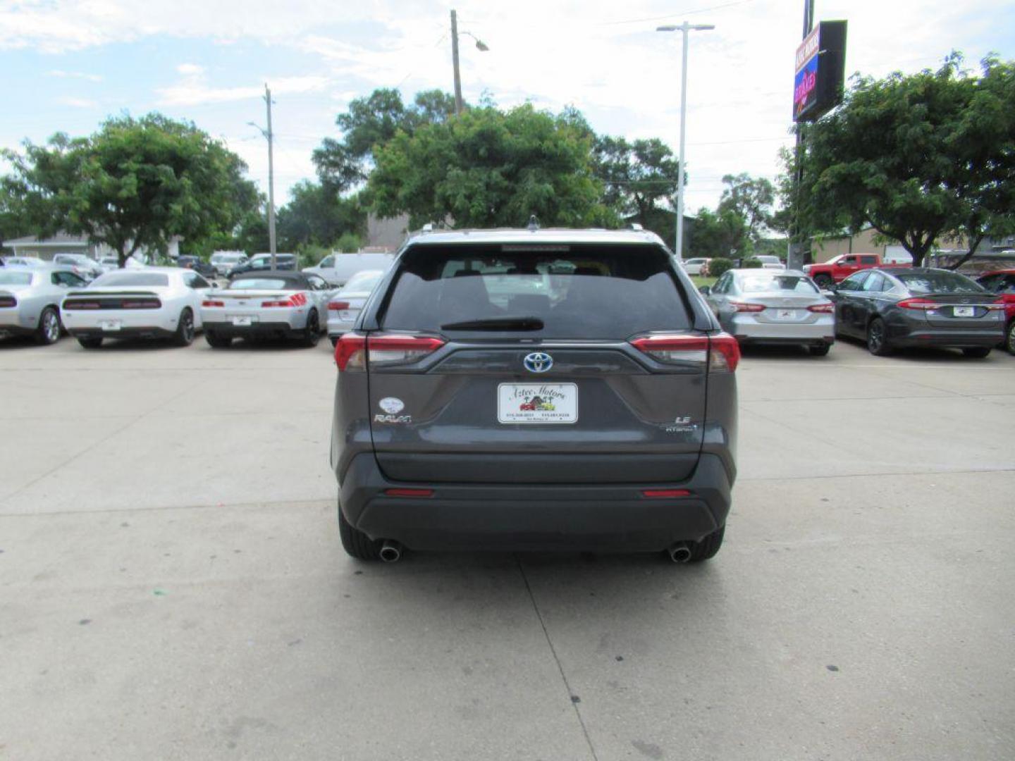 2022 GRAY TOYOTA RAV4 HYBRID LE (4T3MWRFV3NU) with an 2.5L engine, Continuously Variable transmission, located at 908 SE 14th Street, Des Moines, IA, 50317, (515) 281-0330, 41.580303, -93.597046 - Photo#4