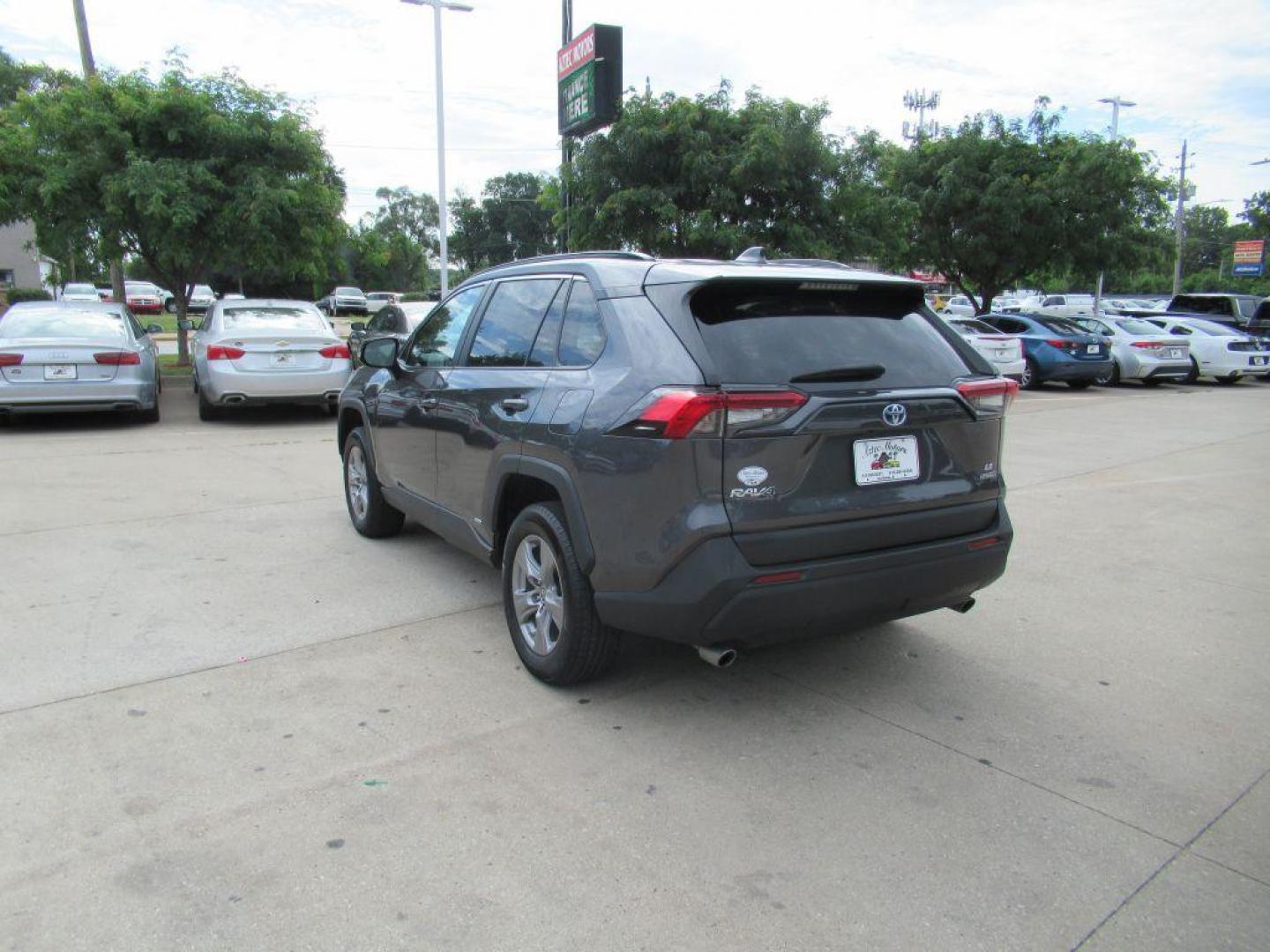 2022 GRAY TOYOTA RAV4 HYBRID LE (4T3MWRFV3NU) with an 2.5L engine, Continuously Variable transmission, located at 908 SE 14th Street, Des Moines, IA, 50317, (515) 281-0330, 41.580303, -93.597046 - Photo#5