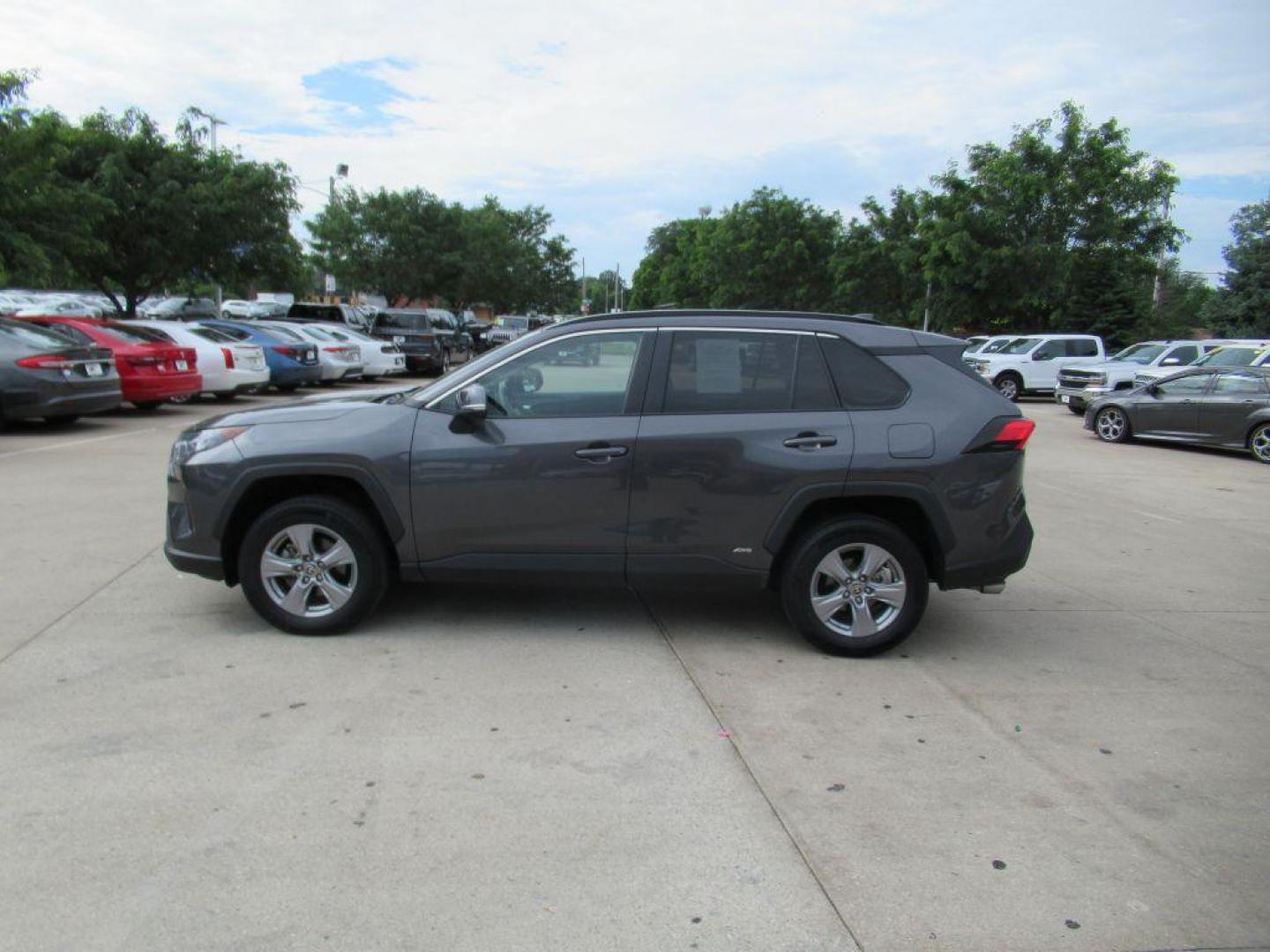 2022 GRAY TOYOTA RAV4 HYBRID LE (4T3MWRFV3NU) with an 2.5L engine, Continuously Variable transmission, located at 908 SE 14th Street, Des Moines, IA, 50317, (515) 281-0330, 41.580303, -93.597046 - Photo#6