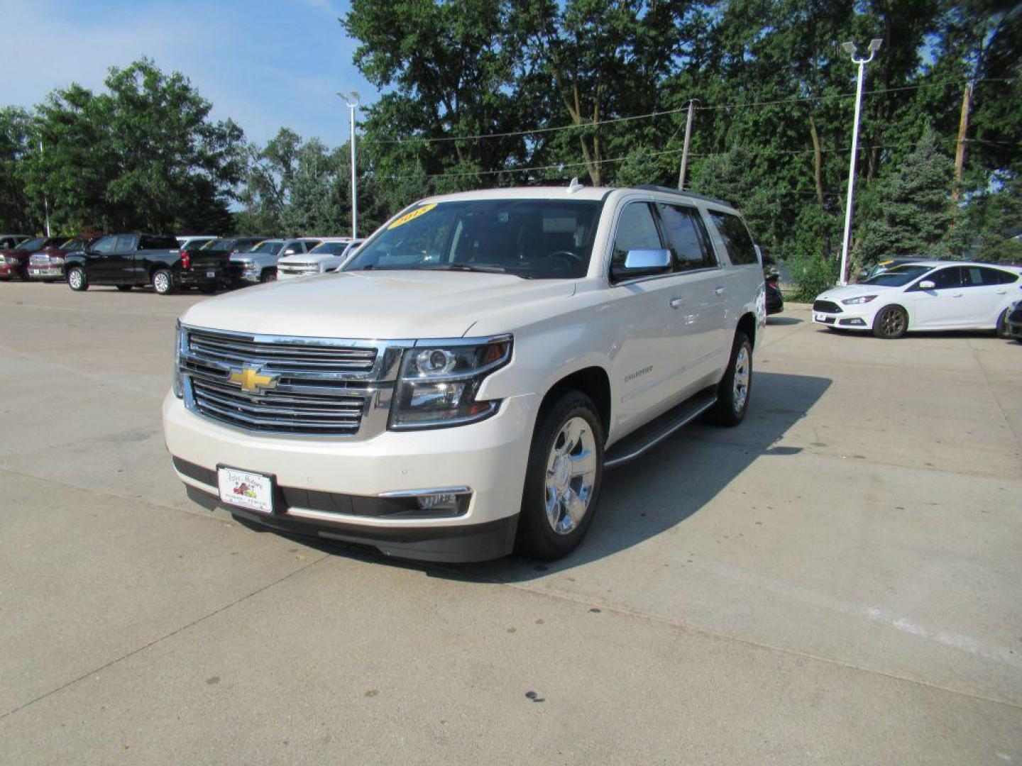 2015 WHITE CHEVROLET SUBURBAN 1500 LTZ (1GNSKKKC1FR) with an 5.3L engine, Automatic transmission, located at 908 SE 14th Street, Des Moines, IA, 50317, (515) 281-0330, 41.580303, -93.597046 - Photo#0