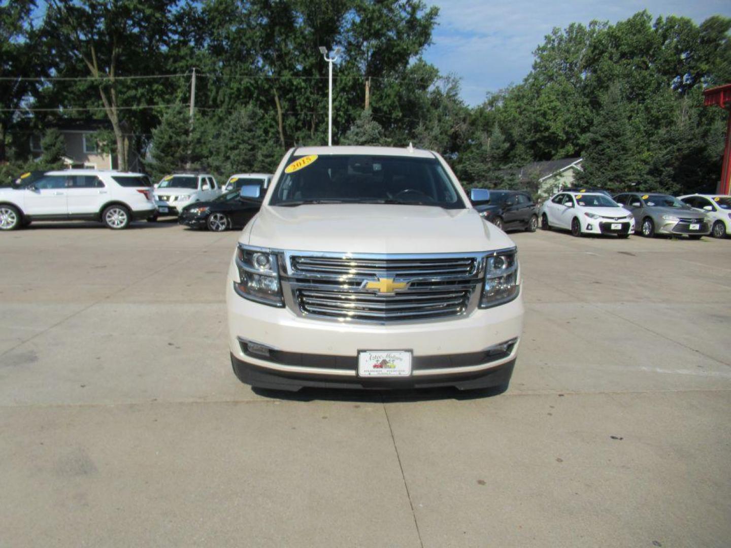 2015 WHITE CHEVROLET SUBURBAN 1500 LTZ (1GNSKKKC1FR) with an 5.3L engine, Automatic transmission, located at 908 SE 14th Street, Des Moines, IA, 50317, (515) 281-0330, 41.580303, -93.597046 - Photo#1