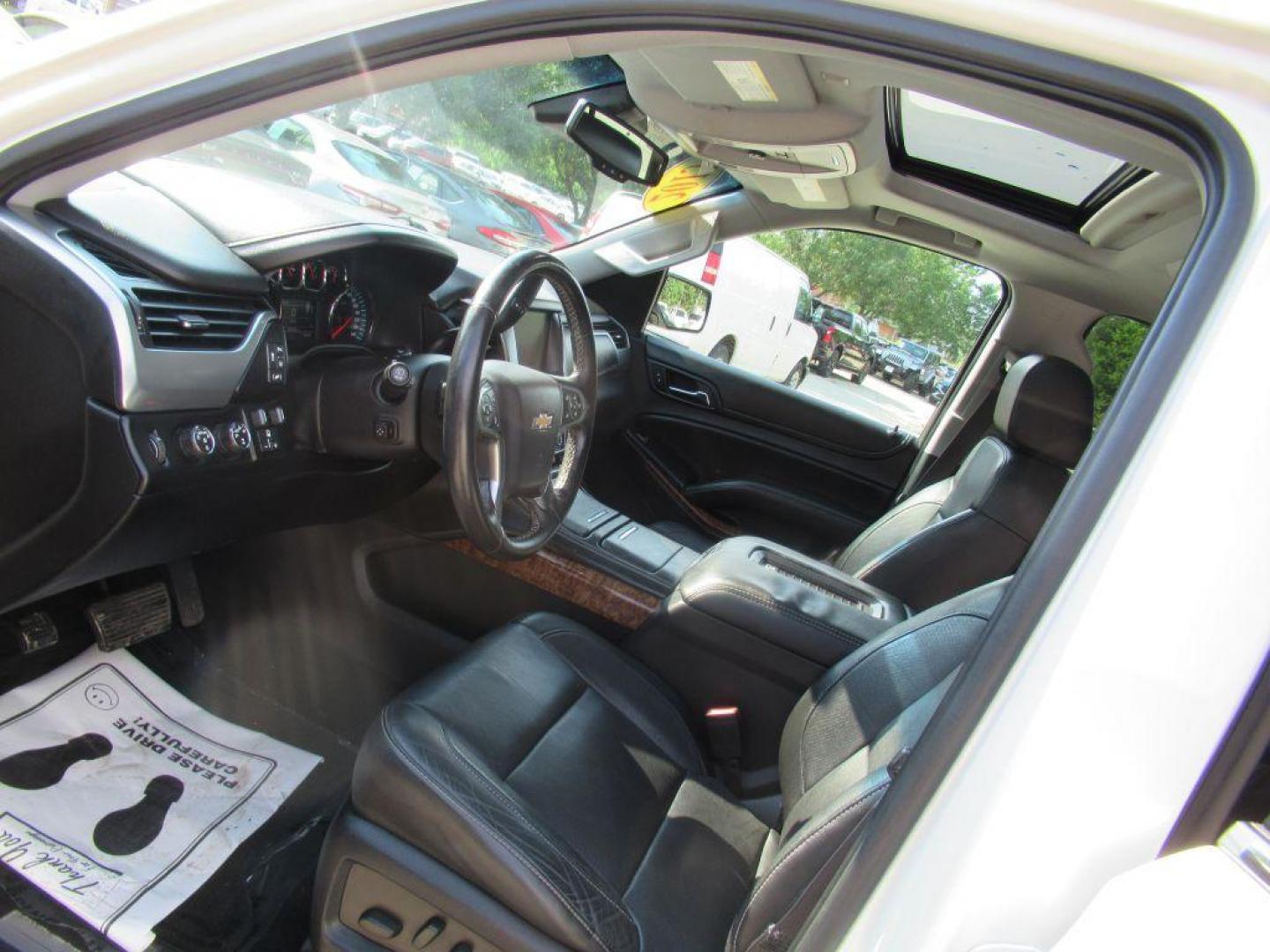 2015 WHITE CHEVROLET SUBURBAN 1500 LTZ (1GNSKKKC1FR) with an 5.3L engine, Automatic transmission, located at 908 SE 14th Street, Des Moines, IA, 50317, (515) 281-0330, 41.580303, -93.597046 - Photo#26