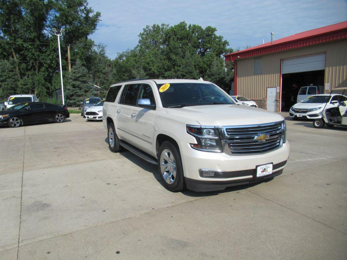 2015 WHITE CHEVROLET SUBURBAN 1500 LTZ (1GNSKKKC1FR) with an 5.3L engine, Automatic transmission, located at 908 SE 14th Street, Des Moines, IA, 50317, (515) 281-0330, 41.580303, -93.597046 - Photo#2