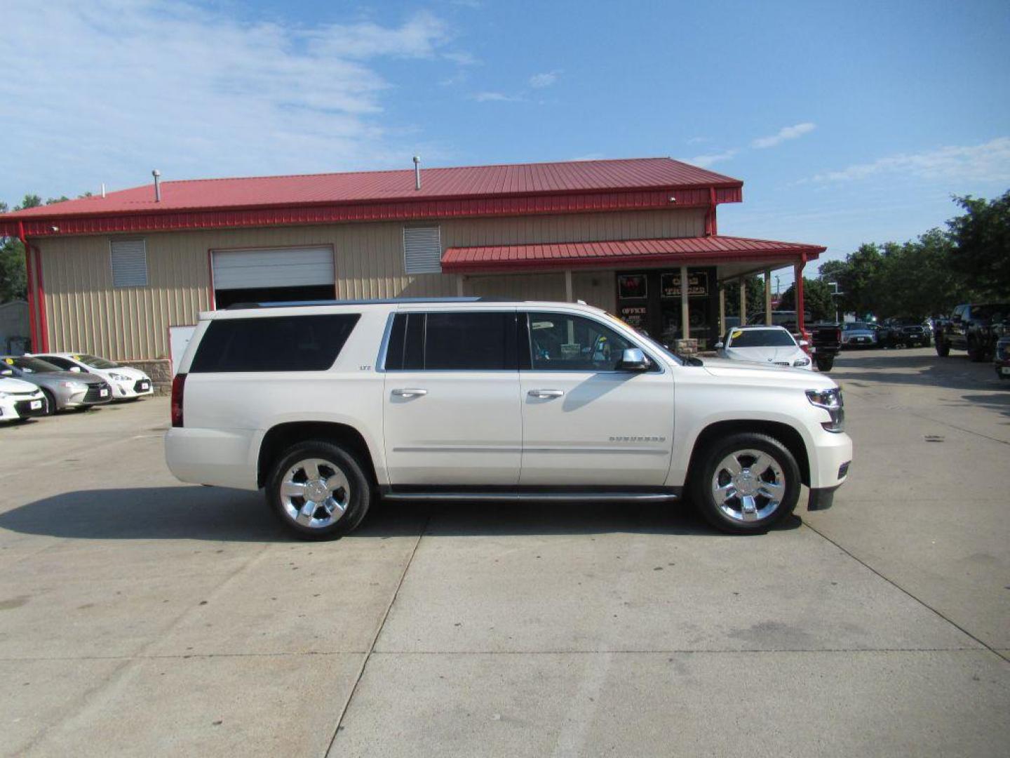 2015 WHITE CHEVROLET SUBURBAN 1500 LTZ (1GNSKKKC1FR) with an 5.3L engine, Automatic transmission, located at 908 SE 14th Street, Des Moines, IA, 50317, (515) 281-0330, 41.580303, -93.597046 - Photo#3