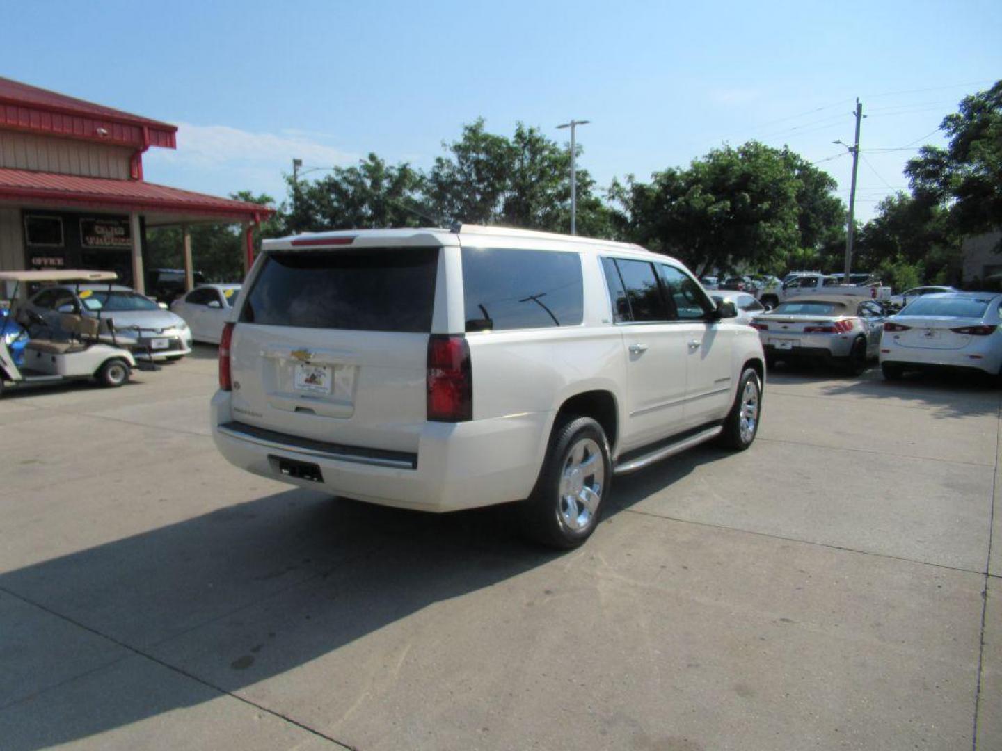 2015 WHITE CHEVROLET SUBURBAN 1500 LTZ (1GNSKKKC1FR) with an 5.3L engine, Automatic transmission, located at 908 SE 14th Street, Des Moines, IA, 50317, (515) 281-0330, 41.580303, -93.597046 - Photo#4