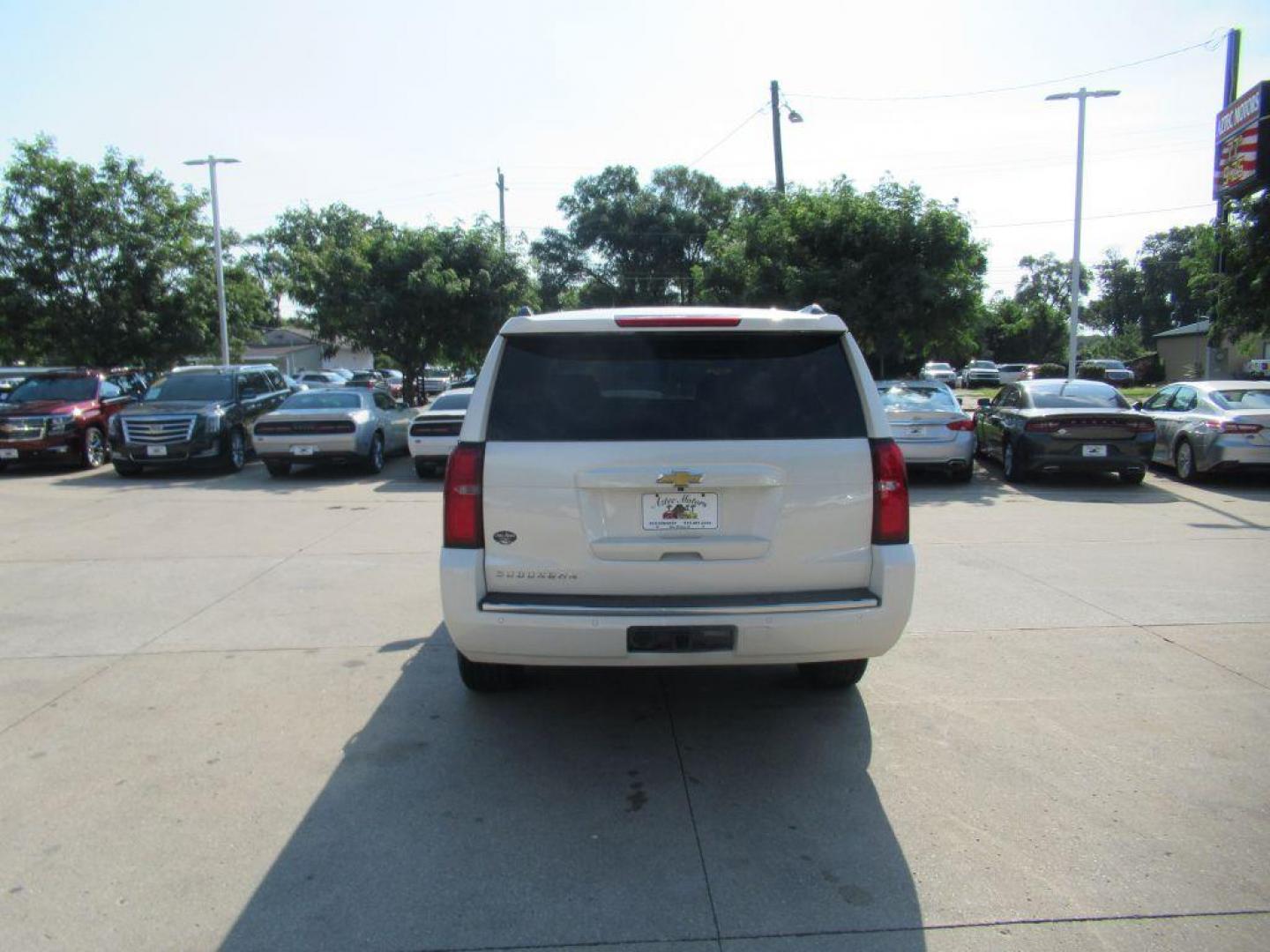 2015 WHITE CHEVROLET SUBURBAN 1500 LTZ (1GNSKKKC1FR) with an 5.3L engine, Automatic transmission, located at 908 SE 14th Street, Des Moines, IA, 50317, (515) 281-0330, 41.580303, -93.597046 - Photo#5