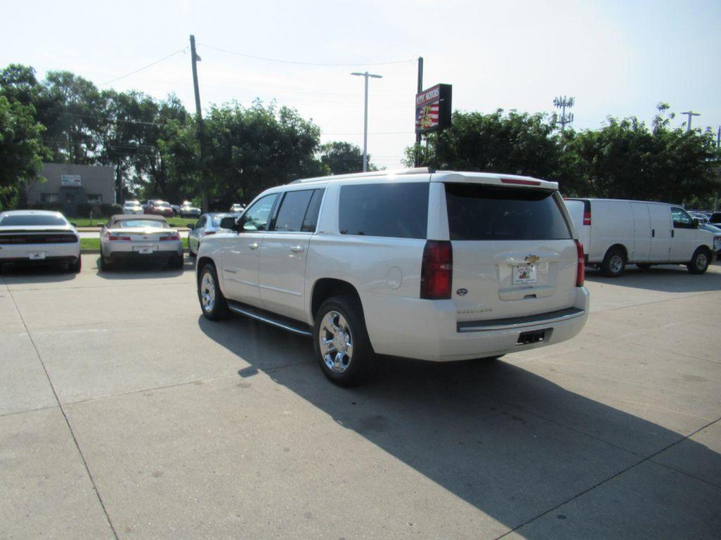 2015 WHITE CHEVROLET SUBURBAN 1500 LTZ (1GNSKKKC1FR) with an 5.3L engine, Automatic transmission, located at 908 SE 14th Street, Des Moines, IA, 50317, (515) 281-0330, 41.580303, -93.597046 - Photo#6