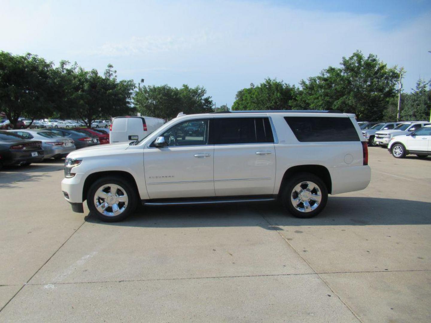 2015 WHITE CHEVROLET SUBURBAN 1500 LTZ (1GNSKKKC1FR) with an 5.3L engine, Automatic transmission, located at 908 SE 14th Street, Des Moines, IA, 50317, (515) 281-0330, 41.580303, -93.597046 - Photo#7