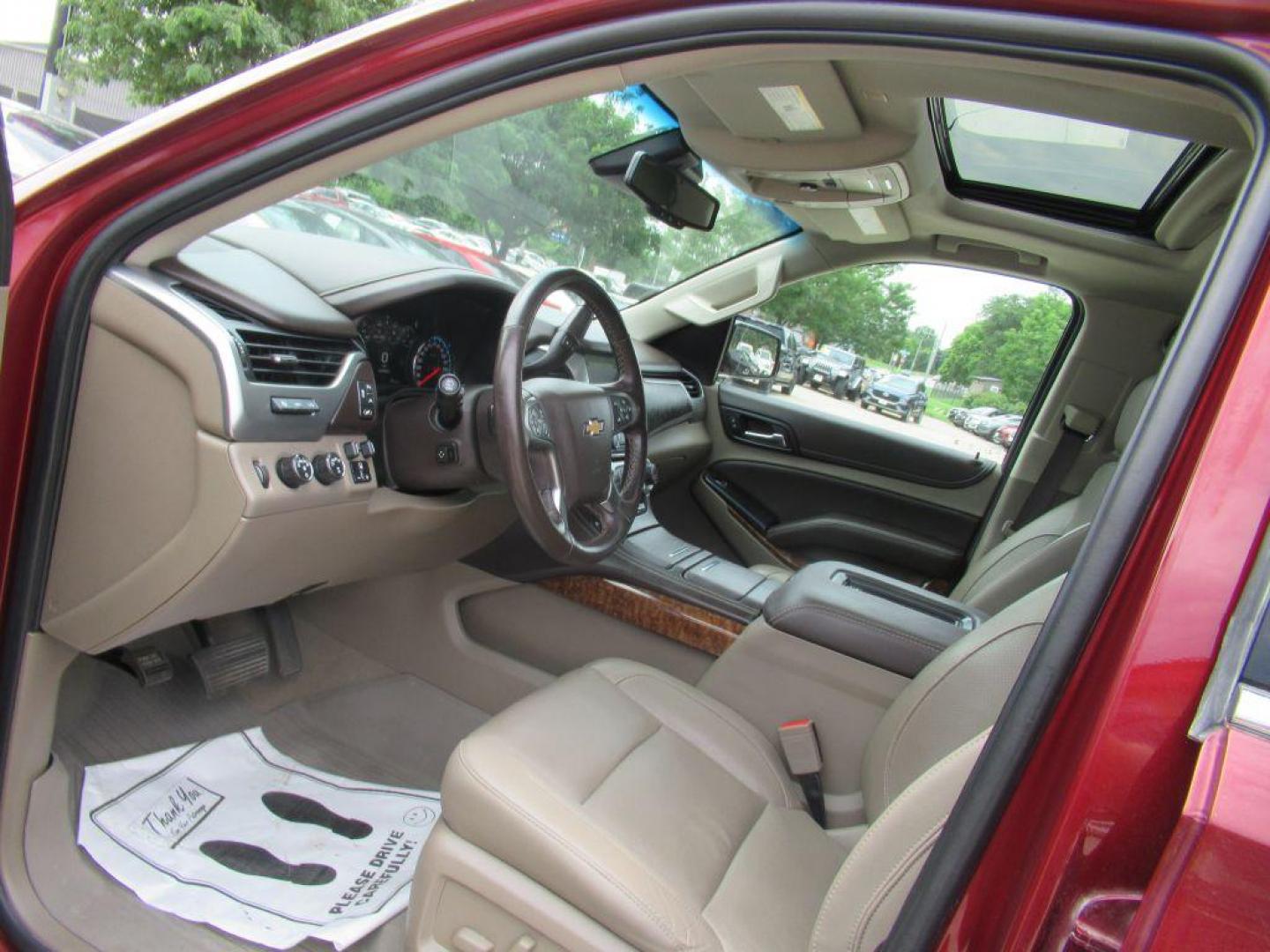 2019 MARRON CHEVROLET TAHOE 1500 PREMIER (1GNSKCKC3KR) with an 5.3L engine, Automatic transmission, located at 908 SE 14th Street, Des Moines, IA, 50317, (515) 281-0330, 41.580303, -93.597046 - Photo#26