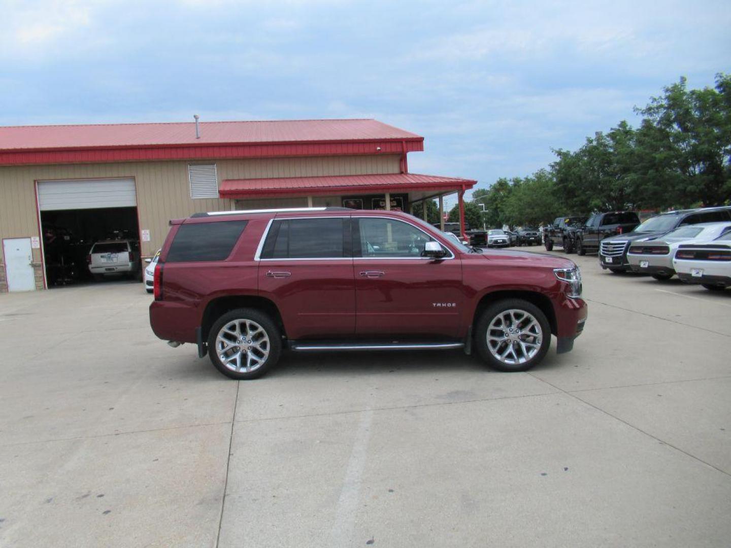 2019 MARRON CHEVROLET TAHOE 1500 PREMIER (1GNSKCKC3KR) with an 5.3L engine, Automatic transmission, located at 908 SE 14th Street, Des Moines, IA, 50317, (515) 281-0330, 41.580303, -93.597046 - Photo#3