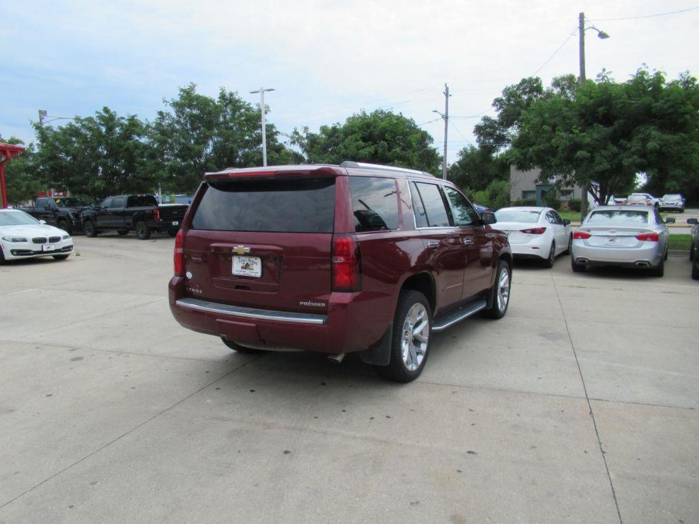 2019 MARRON CHEVROLET TAHOE 1500 PREMIER (1GNSKCKC3KR) with an 5.3L engine, Automatic transmission, located at 908 SE 14th Street, Des Moines, IA, 50317, (515) 281-0330, 41.580303, -93.597046 - Photo#4